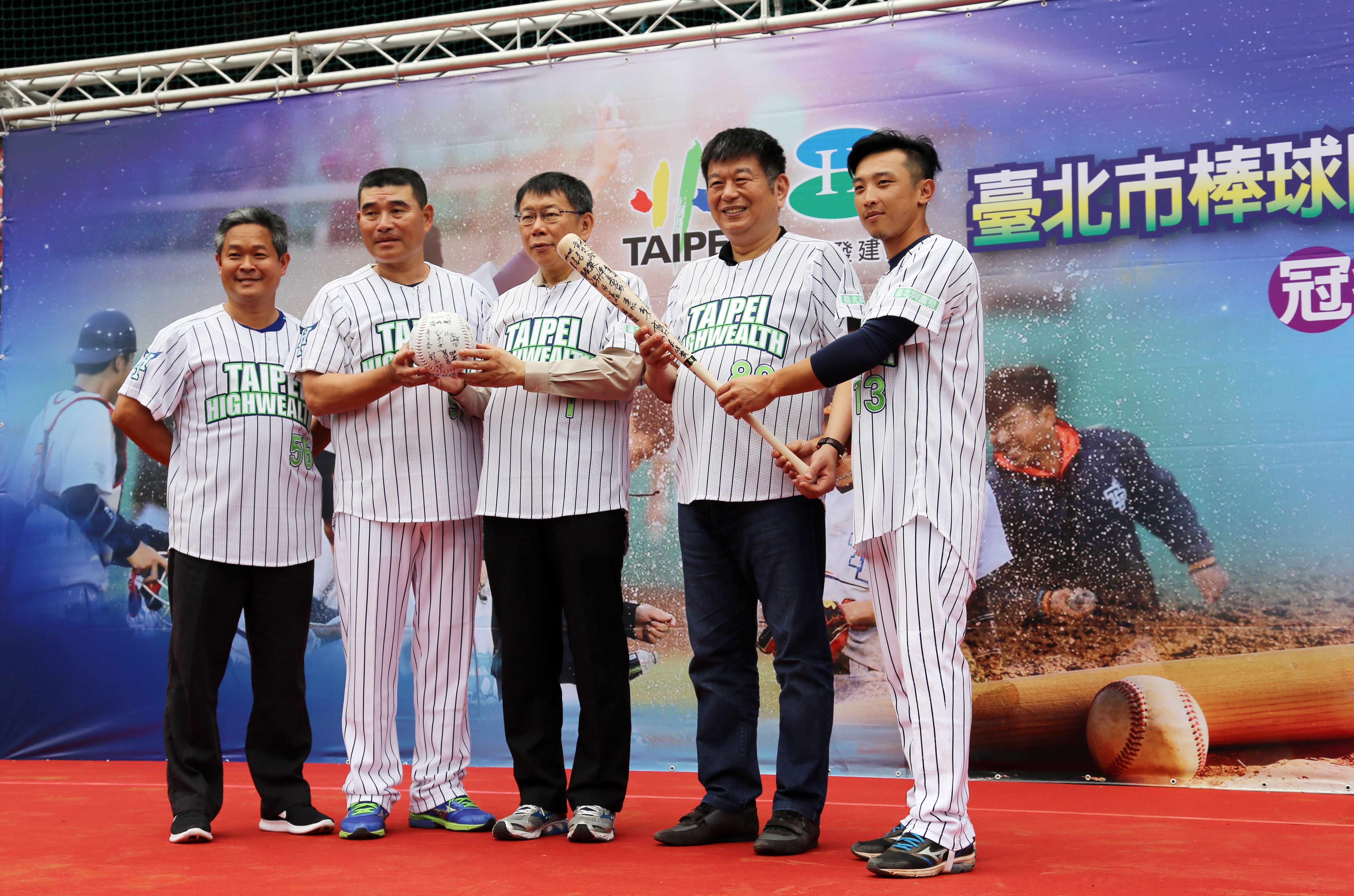 鄭欽天在2016年開始贊助台北市棒球隊，今年又再續約5年。（興富發提供）