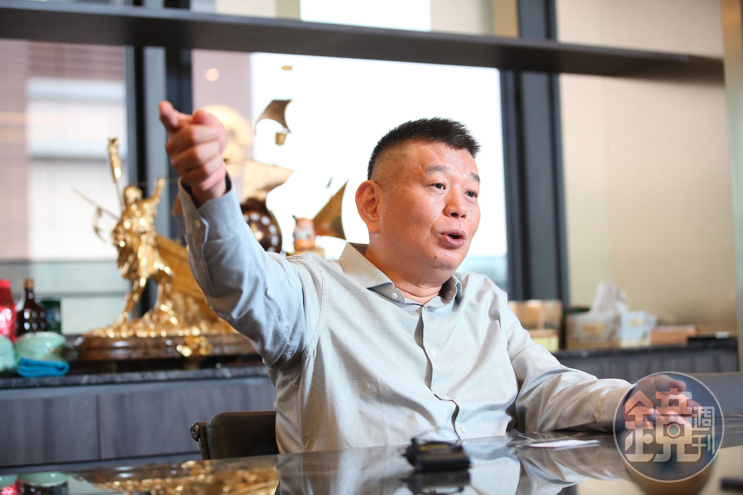 鄭欽天認為政府稅課得太重，讓很多企業不願意將利潤留在台灣。