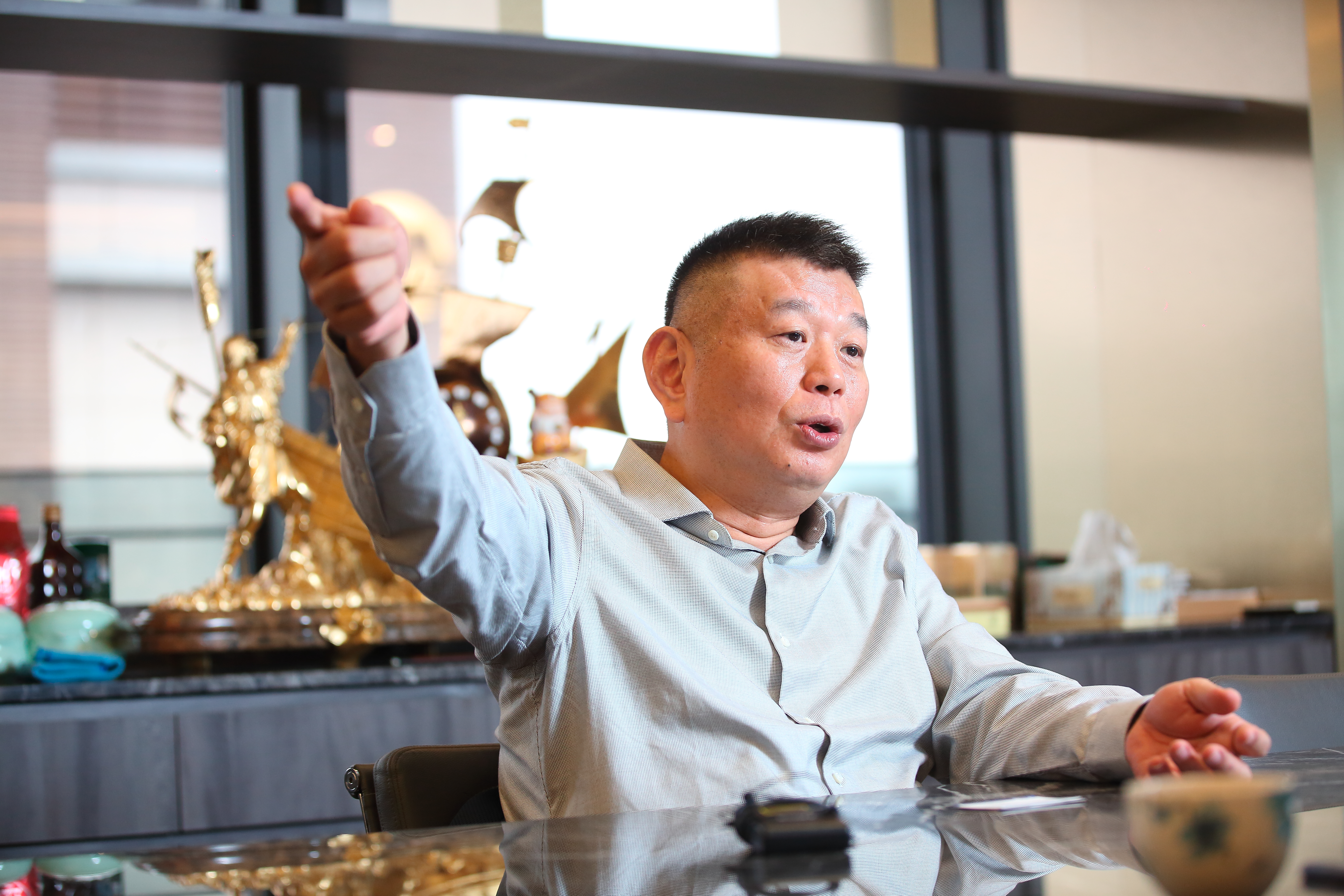 鄭欽天認為政府稅課得太重，讓很多企業不願意將利潤留在台灣。