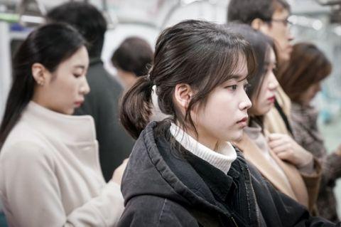 韓劇《我的大叔》中,女主角IU承受的生活壓力,讓她窮到有些卑鄙。
