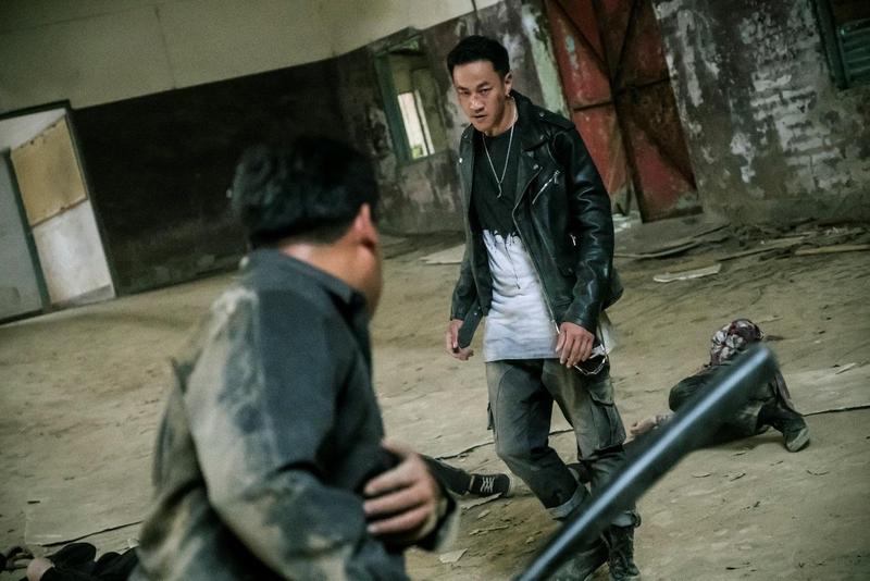 何潤東(右)編劇、導演、演出並出資拍攝的《翻牆的記憶》,讓他得到金鐘獎最佳導演獎。(TVBS提供)