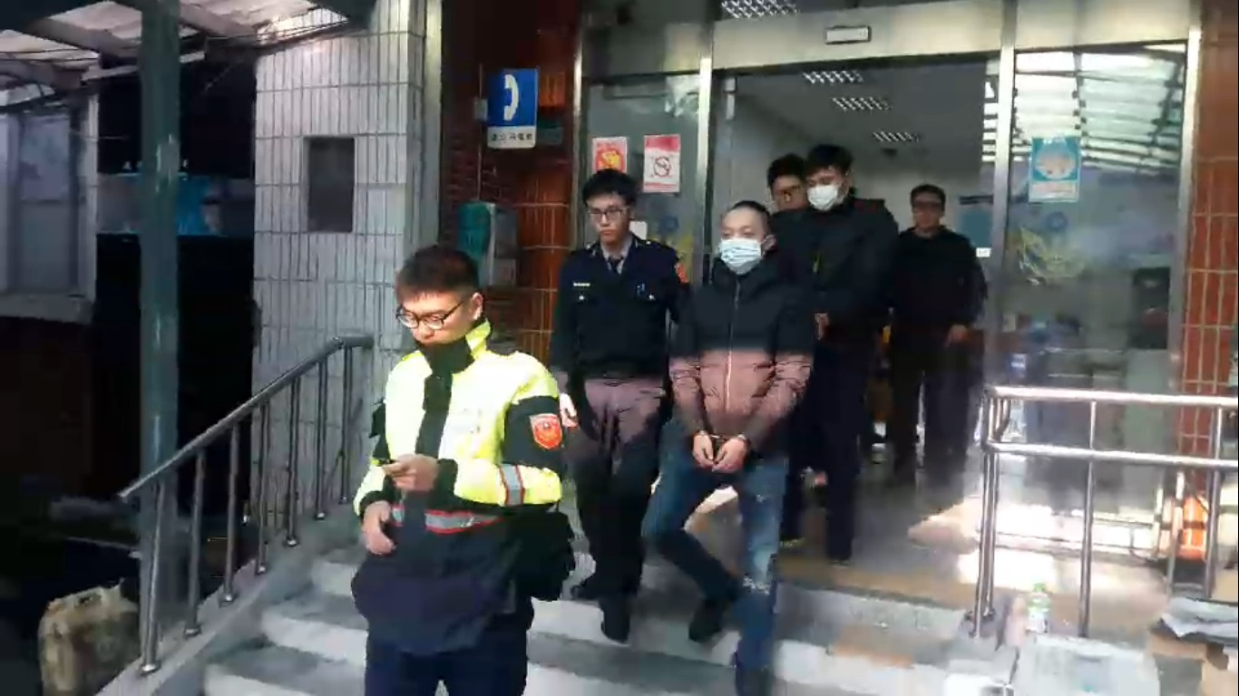 3名惡煞在街頭圍毆1人，警方到場仍氣燄不減。（翻攝畫面）