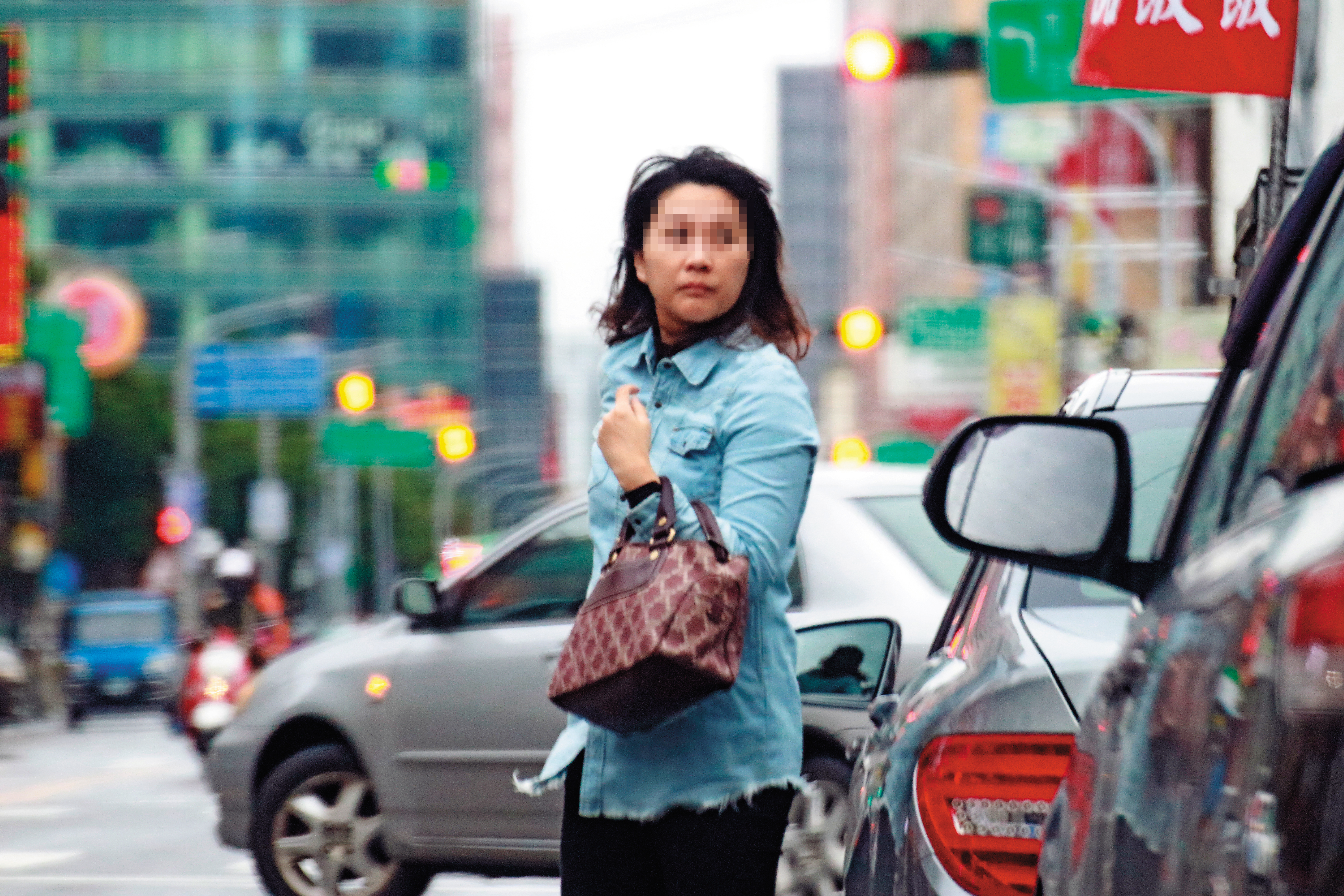 蔡菁珊美貌依舊，手拿名牌包貴氣逼人，但仍要求前夫張國煒支付上千萬元離婚違約金。