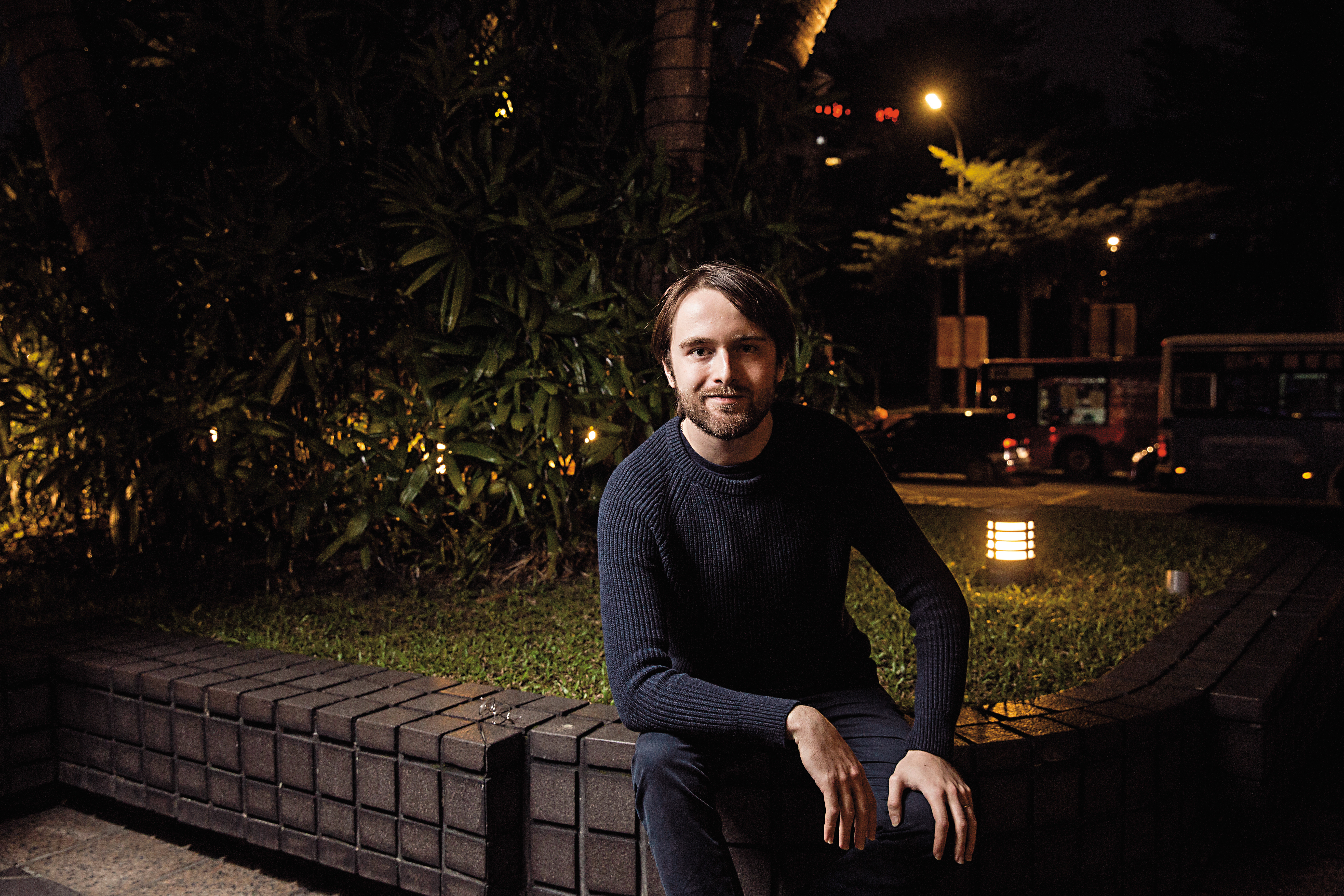 特里福諾夫笑稱終年在世界各地巡演，自己難得有不跟鋼琴合影的照片。