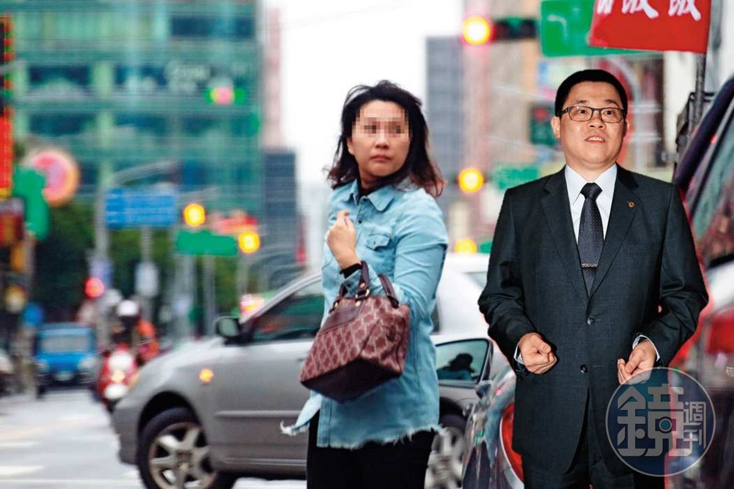 蔡菁珊美貌依舊，手拿名牌包貴氣逼人，但仍要求前夫張國煒支付上千萬元離婚違約金。