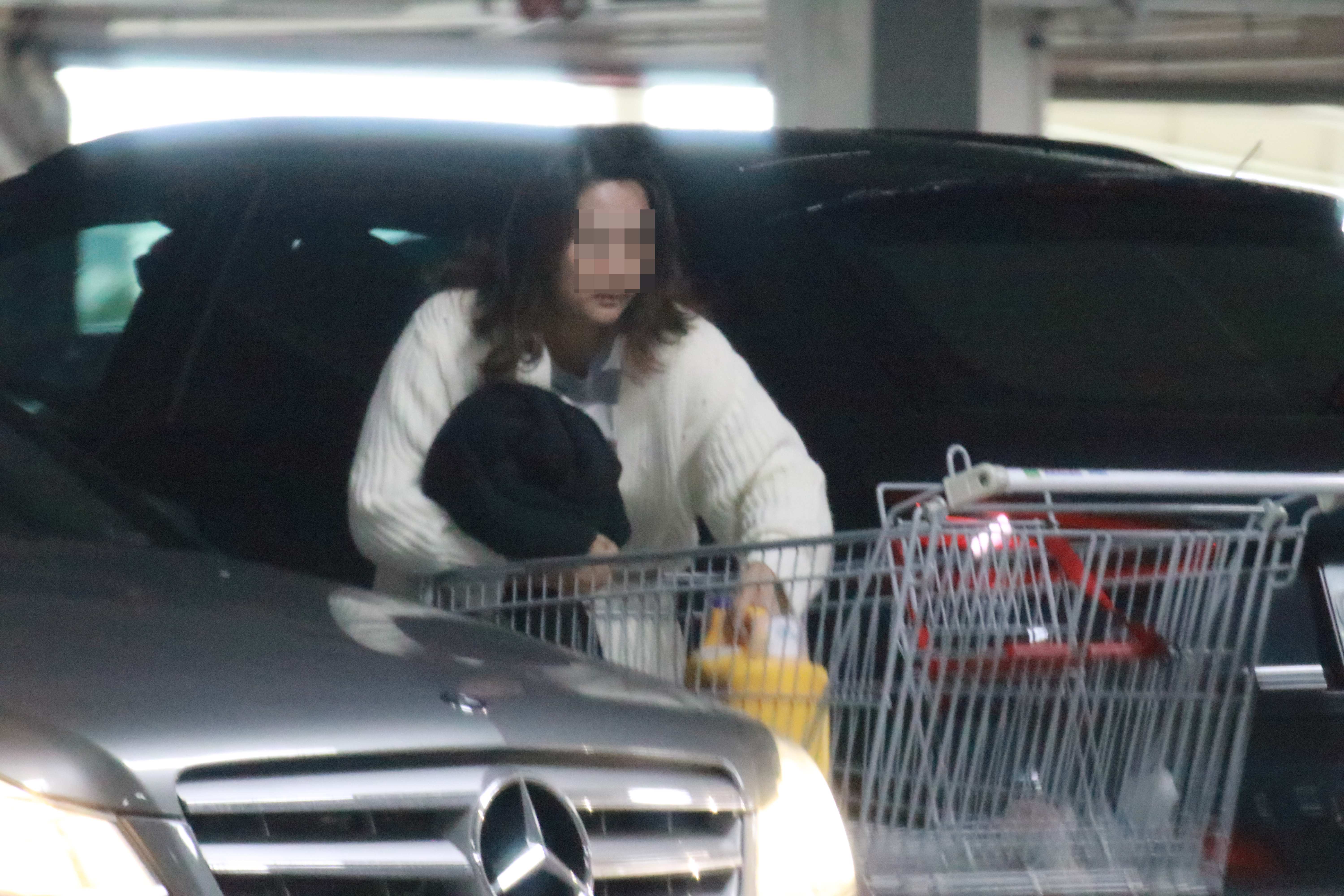 本刊直擊張國煒的前妻蔡菁珊逛大賣場，貼心先讓家人上車，再自己搬貨上車。