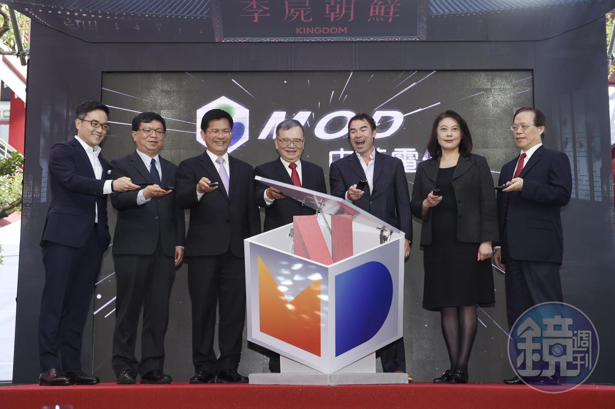 中華電信董事長鄭優（左四）看好Netflix進駐MOD平台後將吸引更多用戶加入。