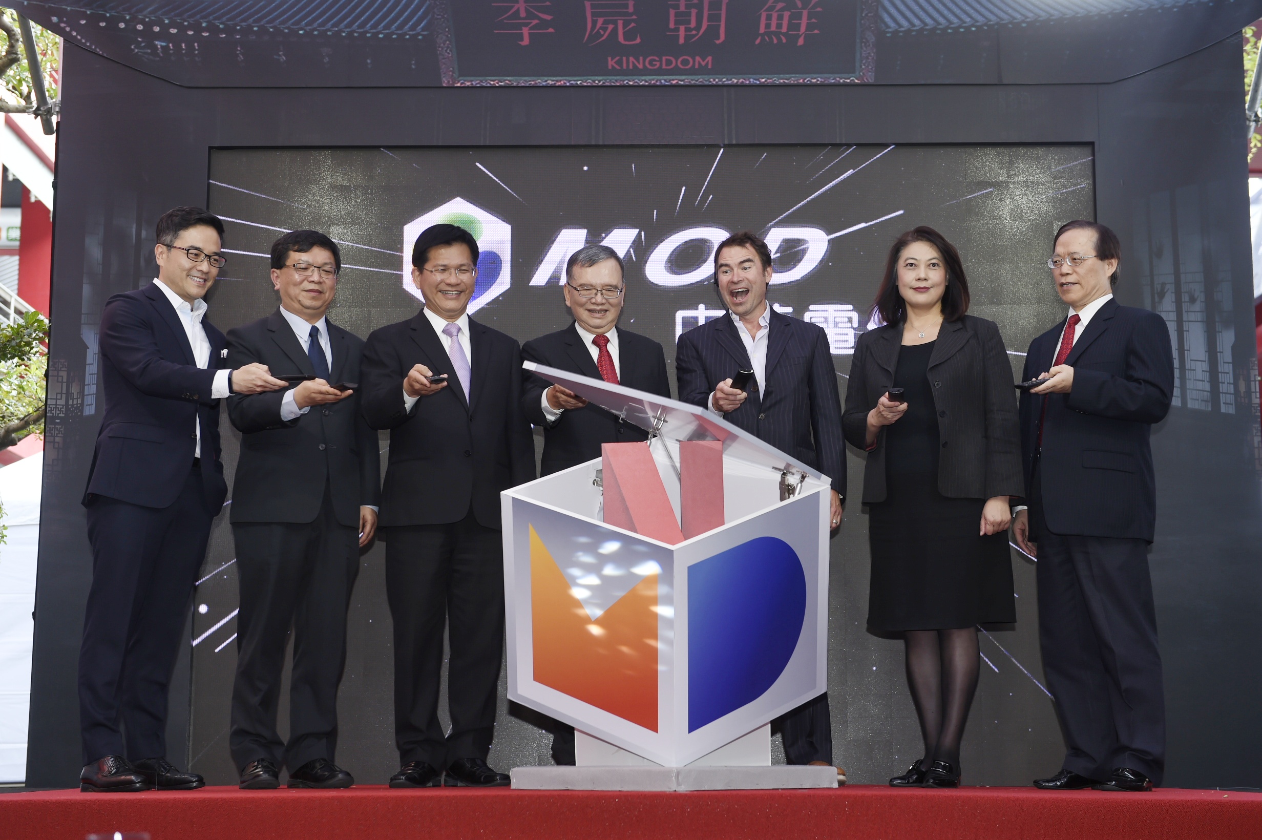 中華電信董事長鄭優（左四）看好Netflix進駐MOD平台後將吸引更多用戶加入。