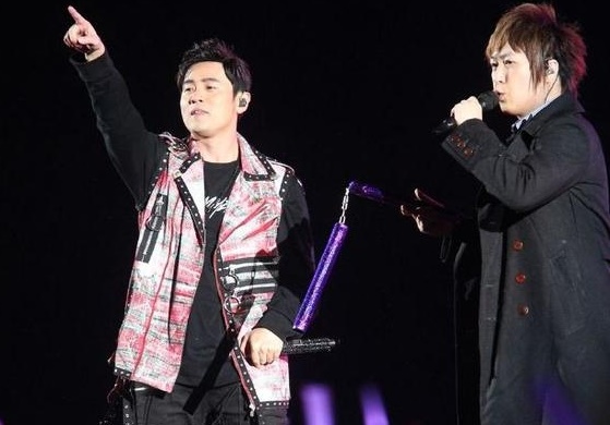 阿信加碼希望也能享受周杰倫給蕭敬騰的「待遇」。（翻攝新浪娛樂）