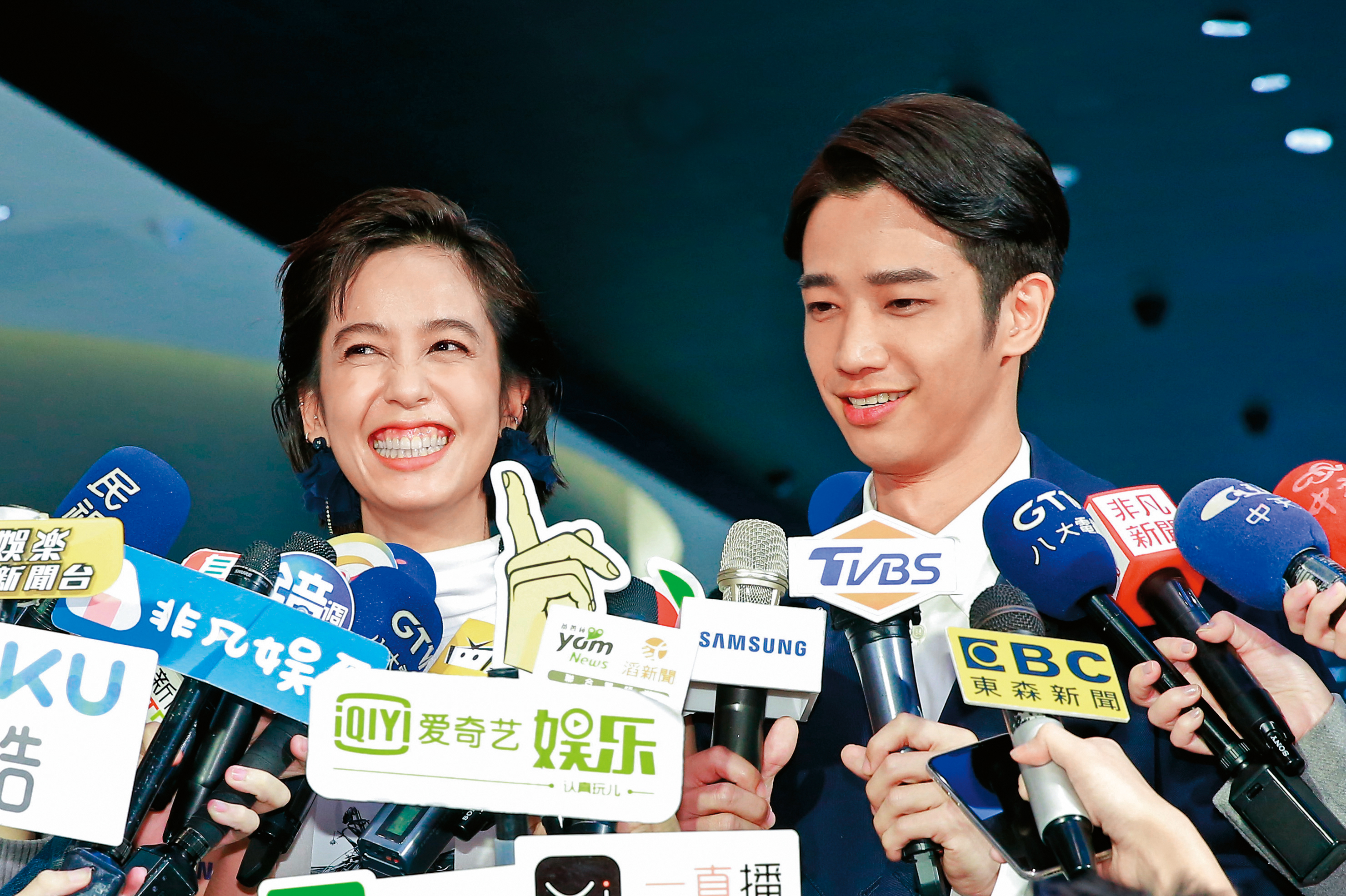 2019：站在不拘小節的陳庭妮旁邊，劉以豪顯得很有偶包，表情都沒太過誇張；事實上他本來就很少凸槌的照片就是了。