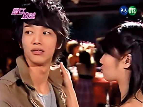 2009：10年前的劉以豪在《魔女18號》只是客串，也算是他平面模特兒、電視廣告後轉型的第一小步，後來熬了超久才有如今成績。