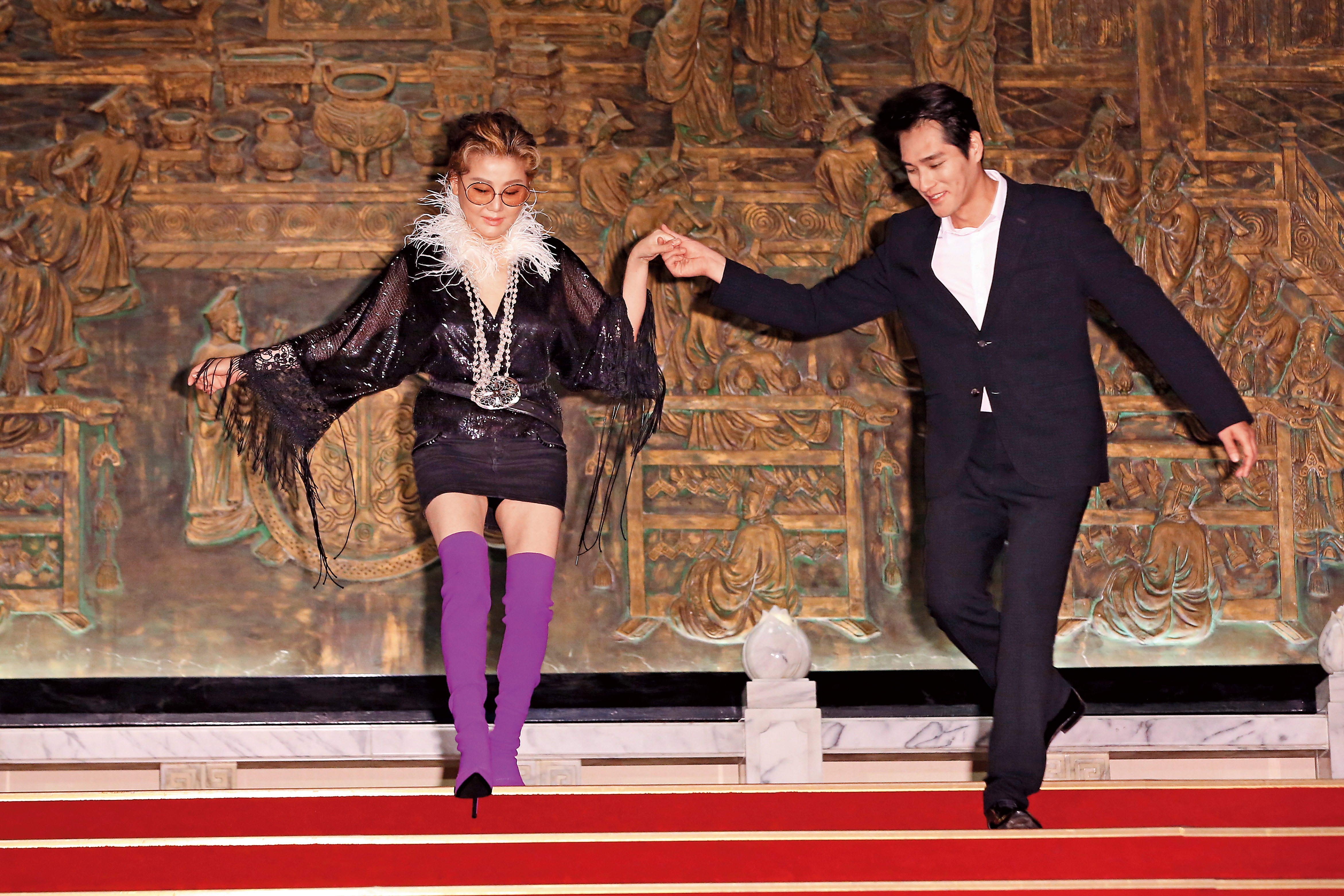 2019：藍正龍的過往形象花心，幾乎走得近的都會跟他鬧一下曖昧，或是真的有了什麼～不過藍心湄（左）覺得他已經變了。