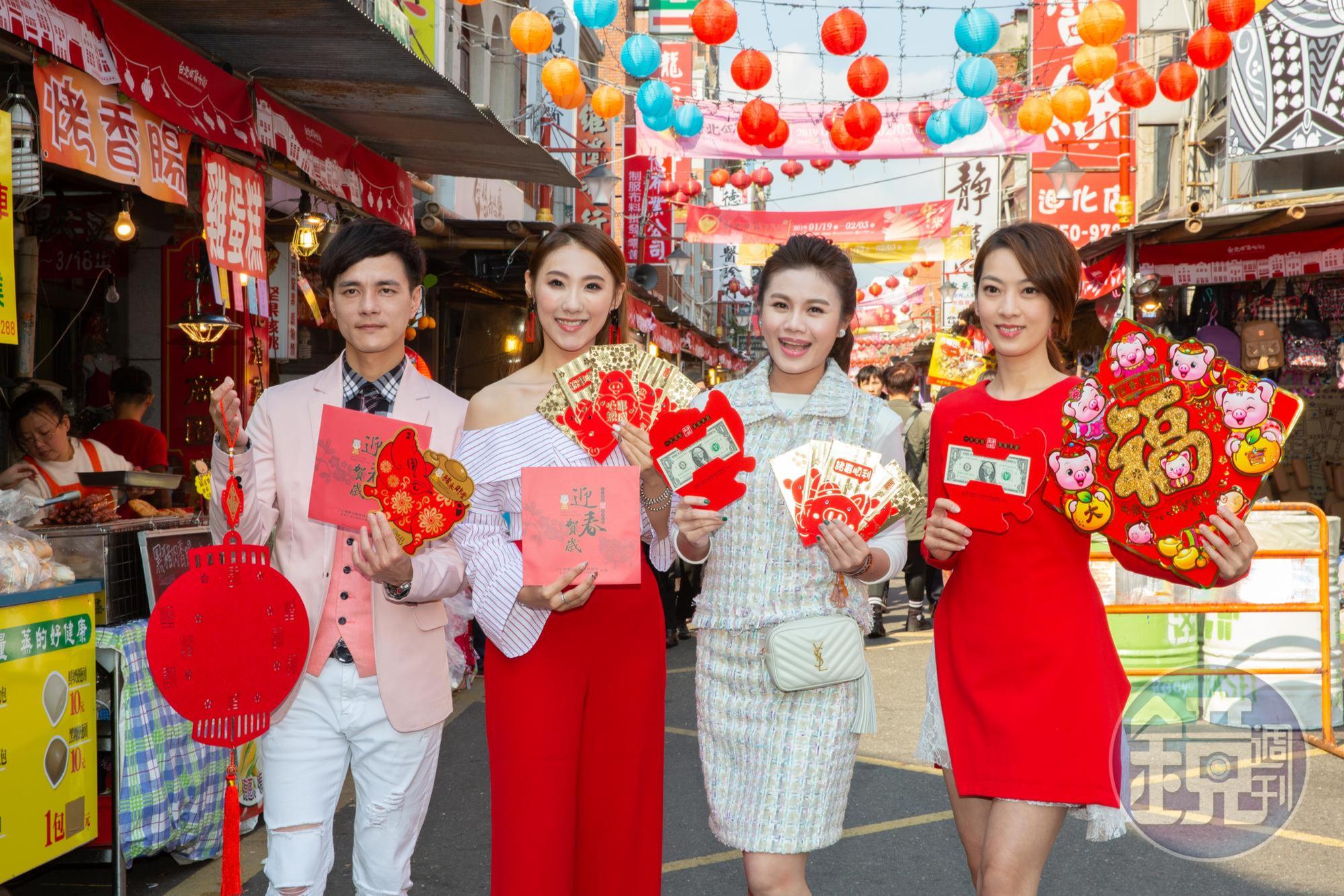 朱海君(右二)帶著唱片公司師弟妹陳淑萍(右起)、謝金晶、鄔兆邦逛年貨大街採買,提前感受年味。