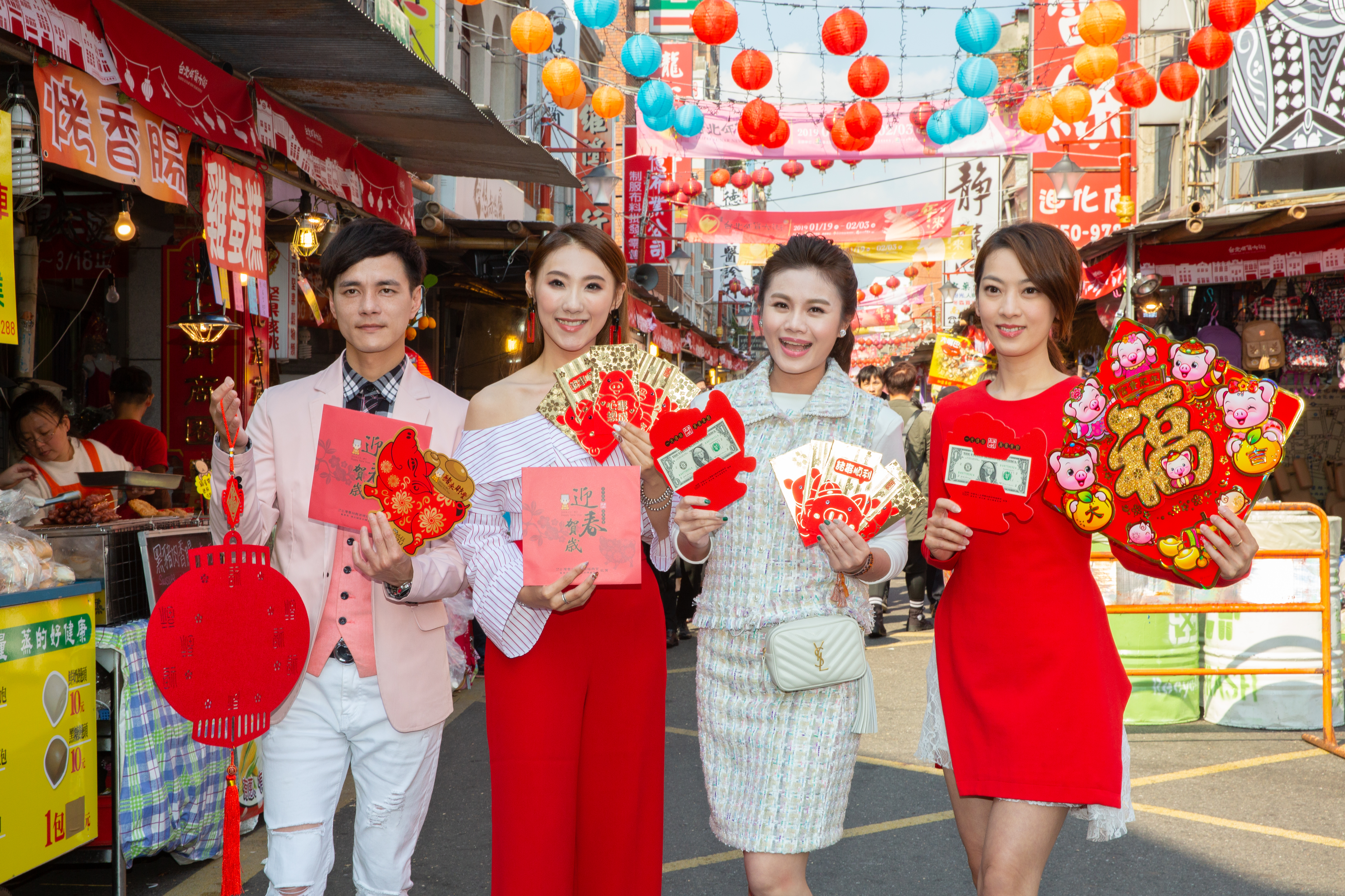 朱海君（右二）帶著唱片公司師弟妹陳淑萍（右起）、謝金晶、鄔兆邦逛年貨大街採買，提前感受年味。