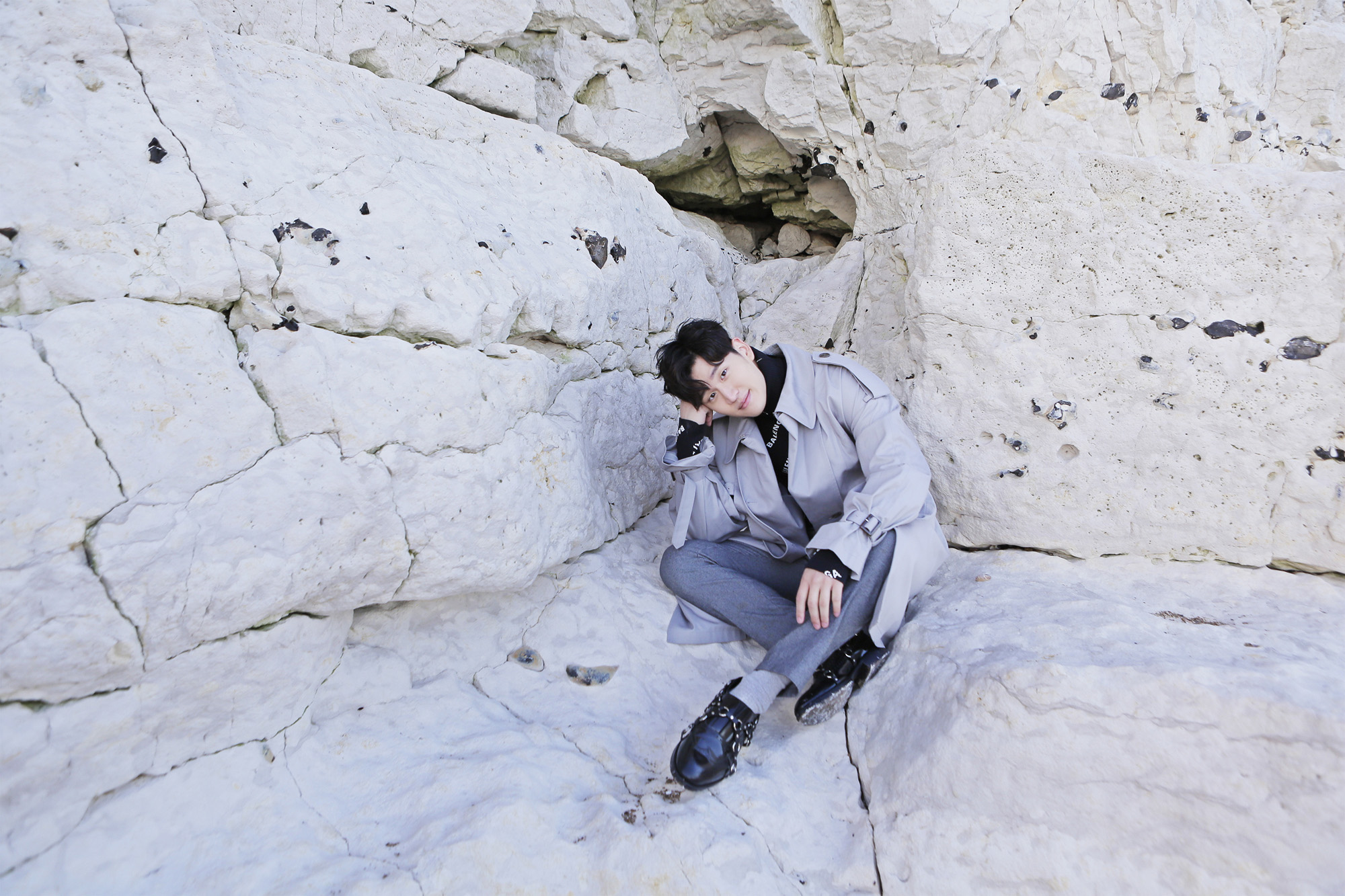 周興哲向周杰倫致敬的〈怎麼了〉蟬聯冠軍，歌曲抒情、MV也盡收美景很有看頭。 （索尼提供）