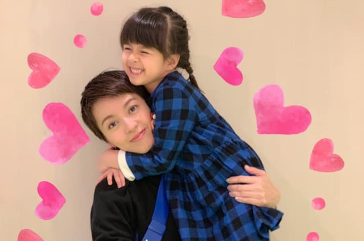 梁詠琪代理童裝Nanos，不忘帶著女兒一起宣傳。（梁詠琪臉書）