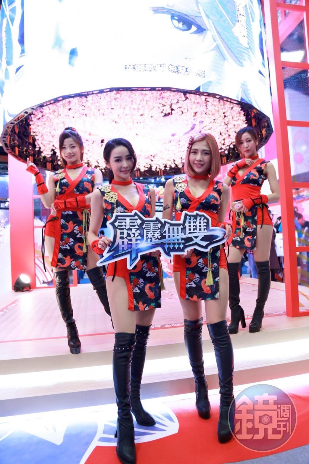 唯晶數位開發的霹靂無雙,也在現場找來Cosplay與玩家合照。