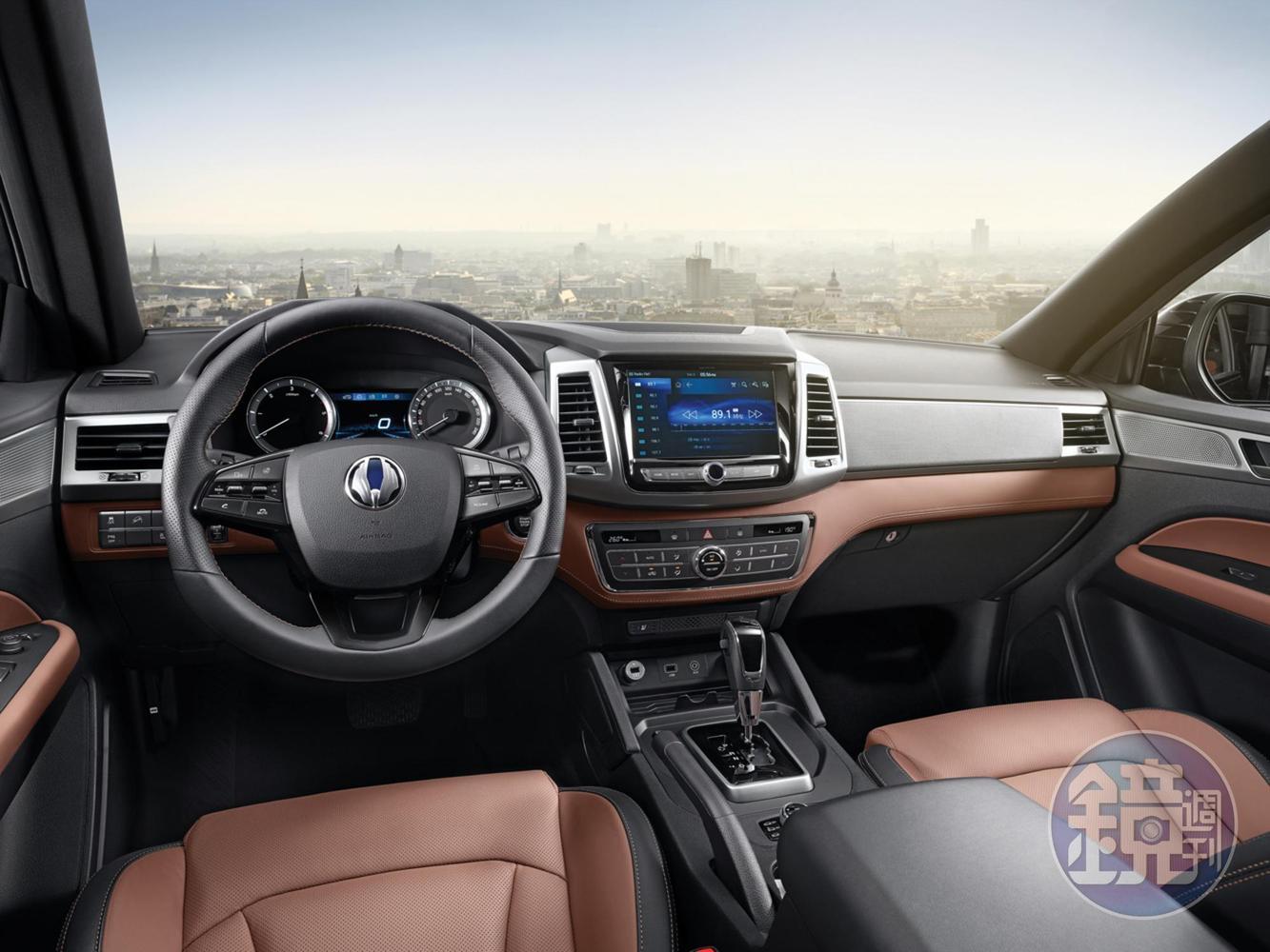 內裝娛樂系統更支援Apple CarPlay和Google Android Auto連接先進技術，可利用兩大智慧型手機增加娛樂的的便利性，更配備9顆SRS氣囊與SsangYong旗下最完整的先進主動安全系統。