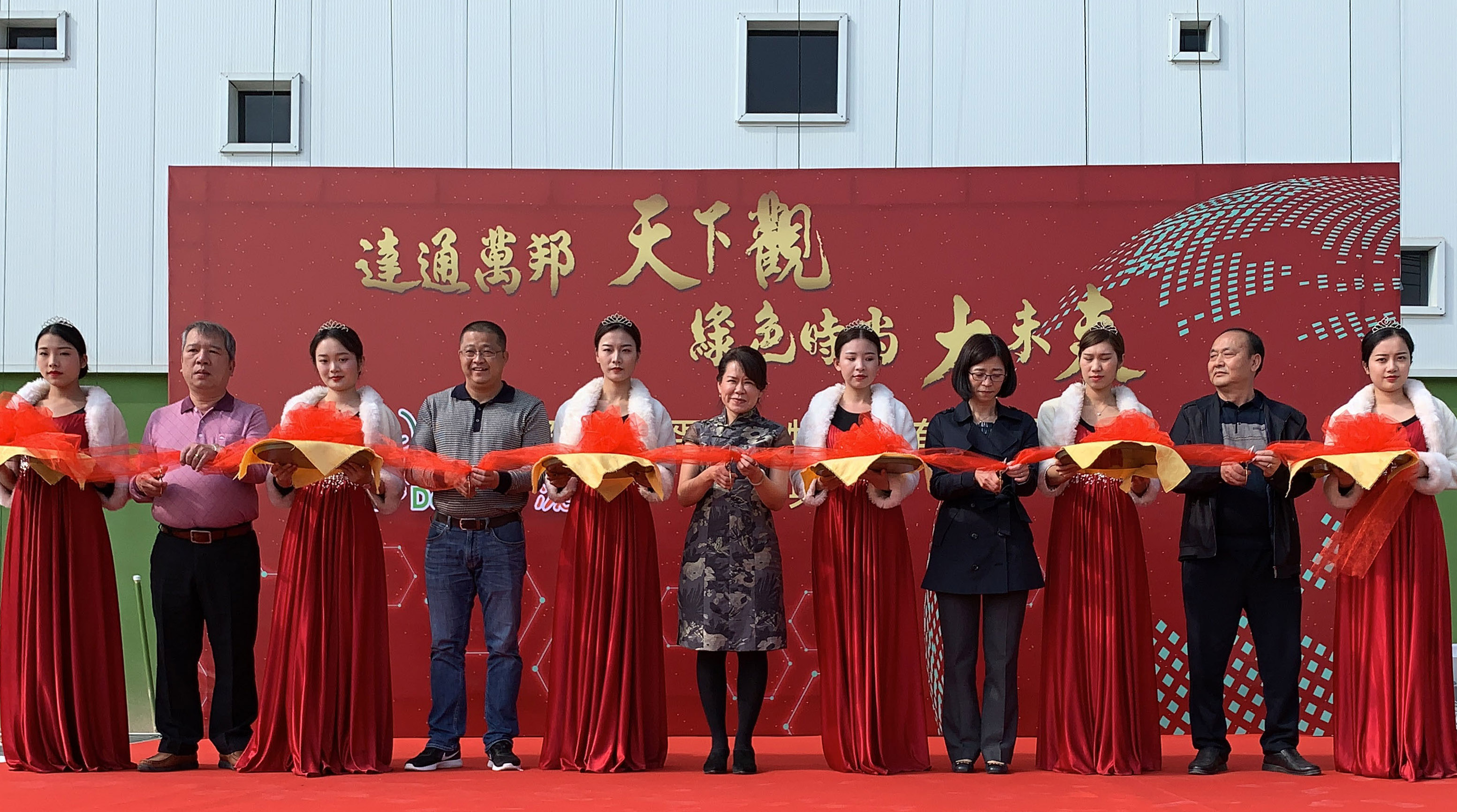 達邦蛋白董事長劉郁芬（中）與漳州三本肥料公司簽屬合作協議，共同開發、推廣生物有機肥料。（達邦蛋白提供）