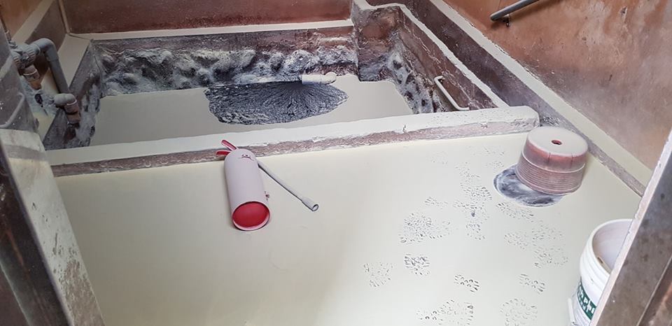 金山公共浴室的男湯遭蓄意破壞，溫泉頓時成雪屋。（翻攝畫面）