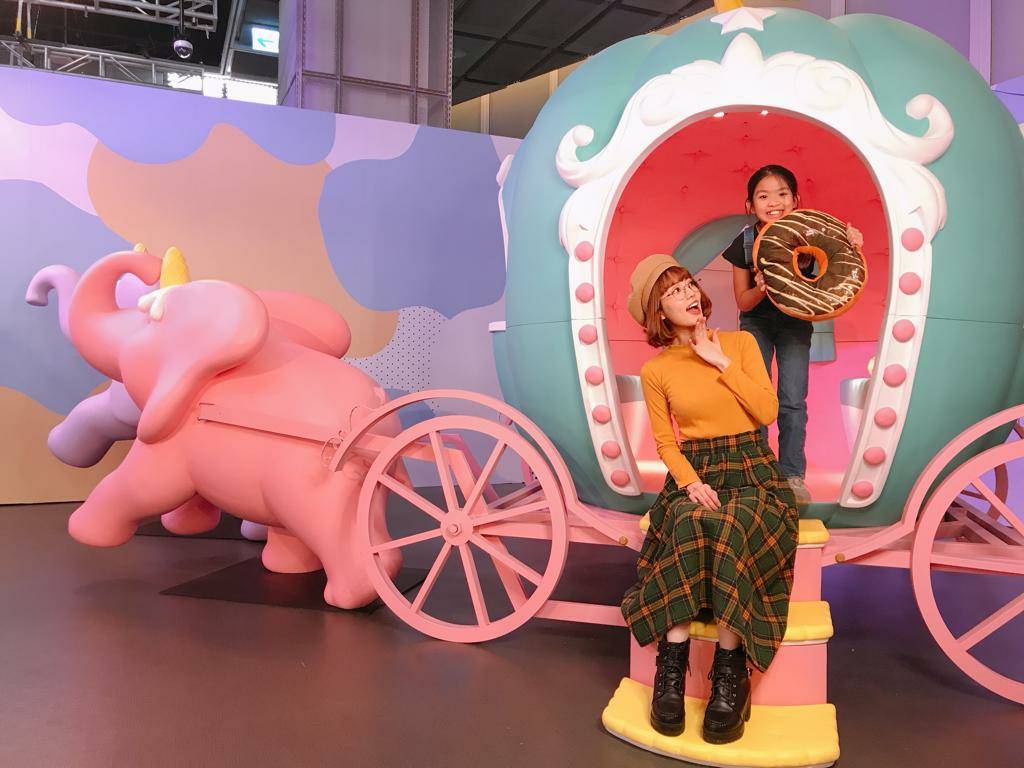 阿諾今天特地帶著姪女參加scoops冰淇淋展，現場玩起賣冰淇淋遊戲。（寬宏提供）