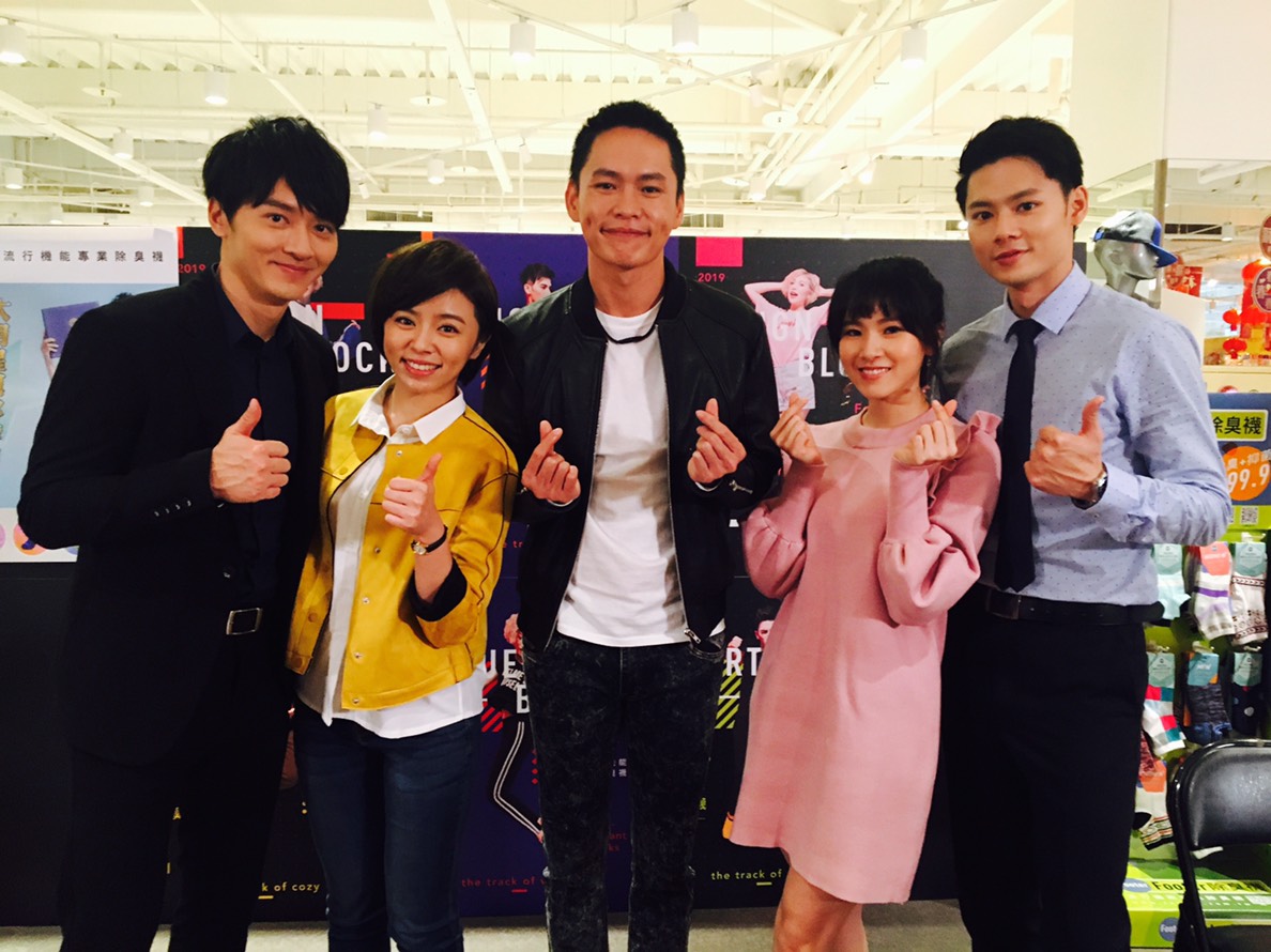 黃鐙輝客串大時代，發揮搞笑功力和演技。（民視提供）