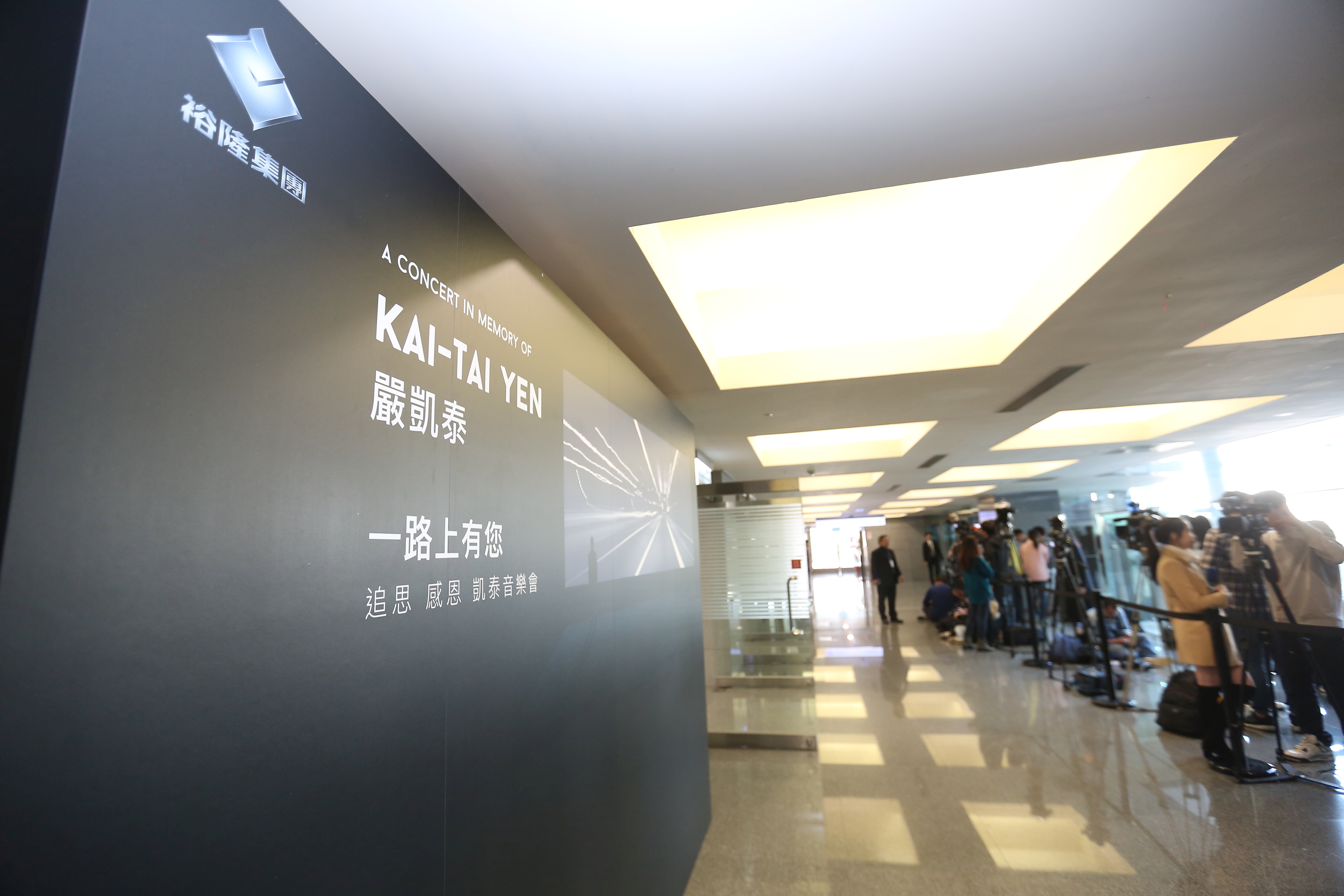 長女Michelle寫了一封信給嚴凱泰，說她不會哭，會好好跟著媽媽、弟弟長大。