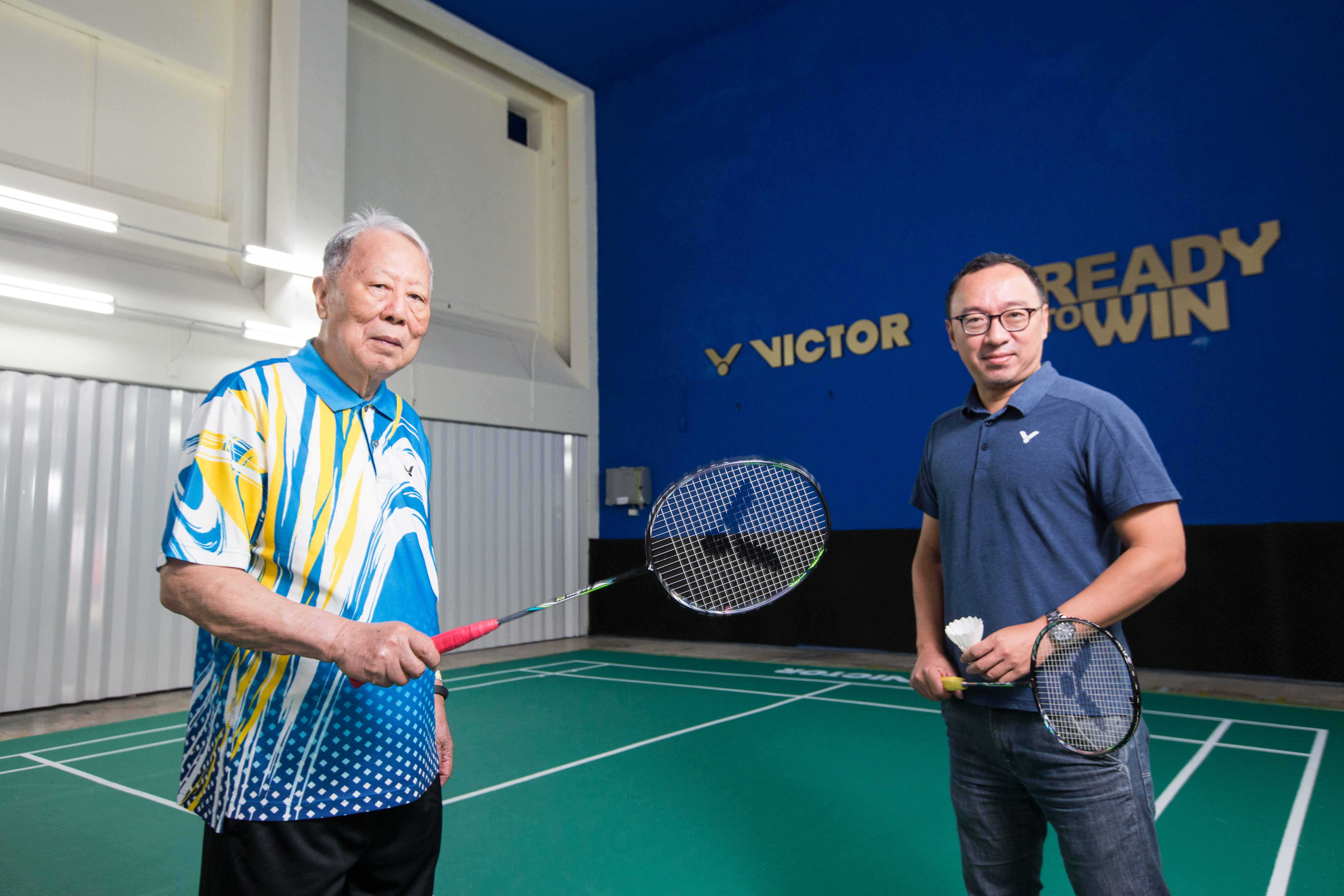 勝利董事長陳登立（左）與陳庶榮（右）父子倆都有節儉美德，連計程車都不搭。