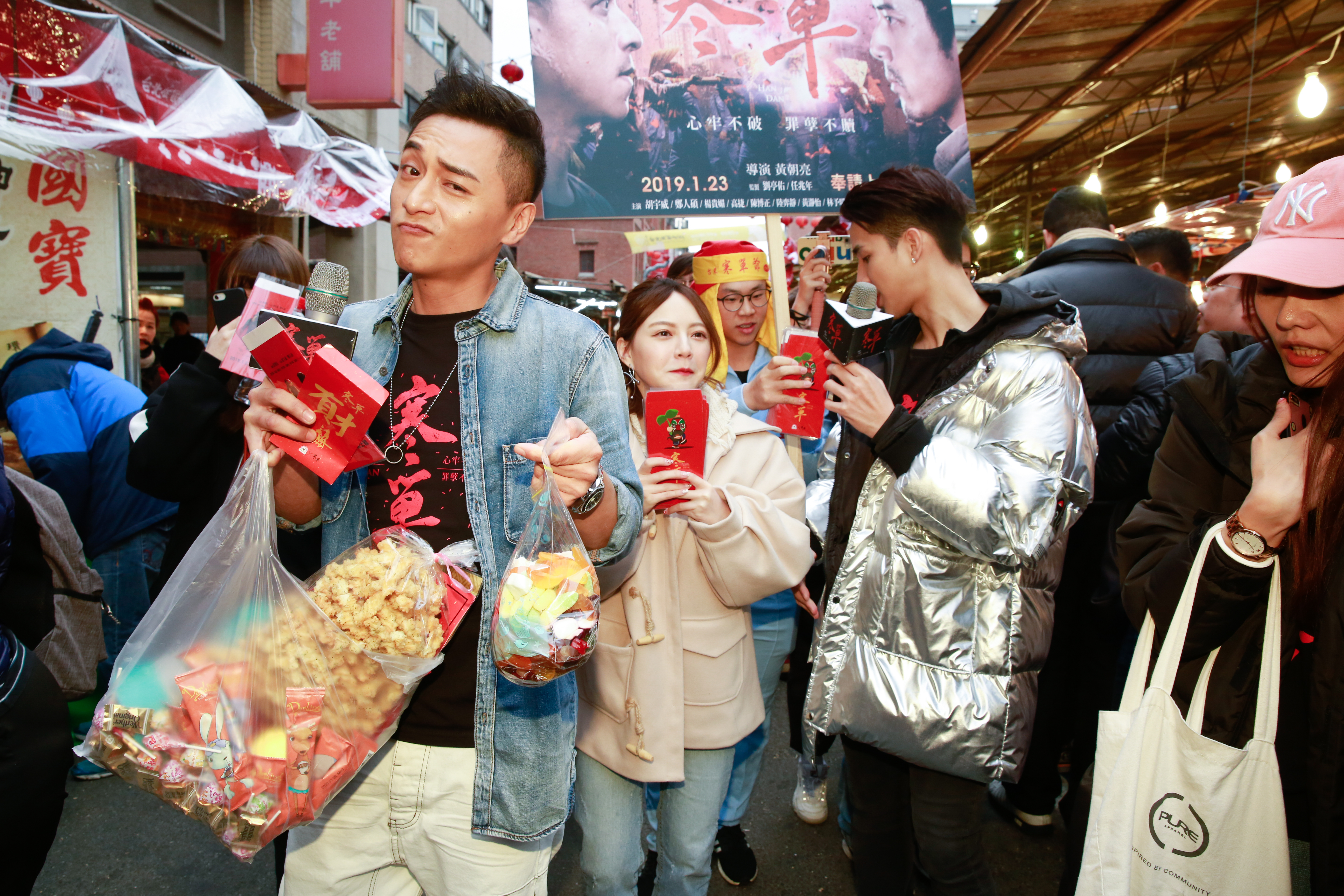 鄭人碩向年貨大街每一攤撒嬌，放話「算我便宜，對我上下其手都可以。」