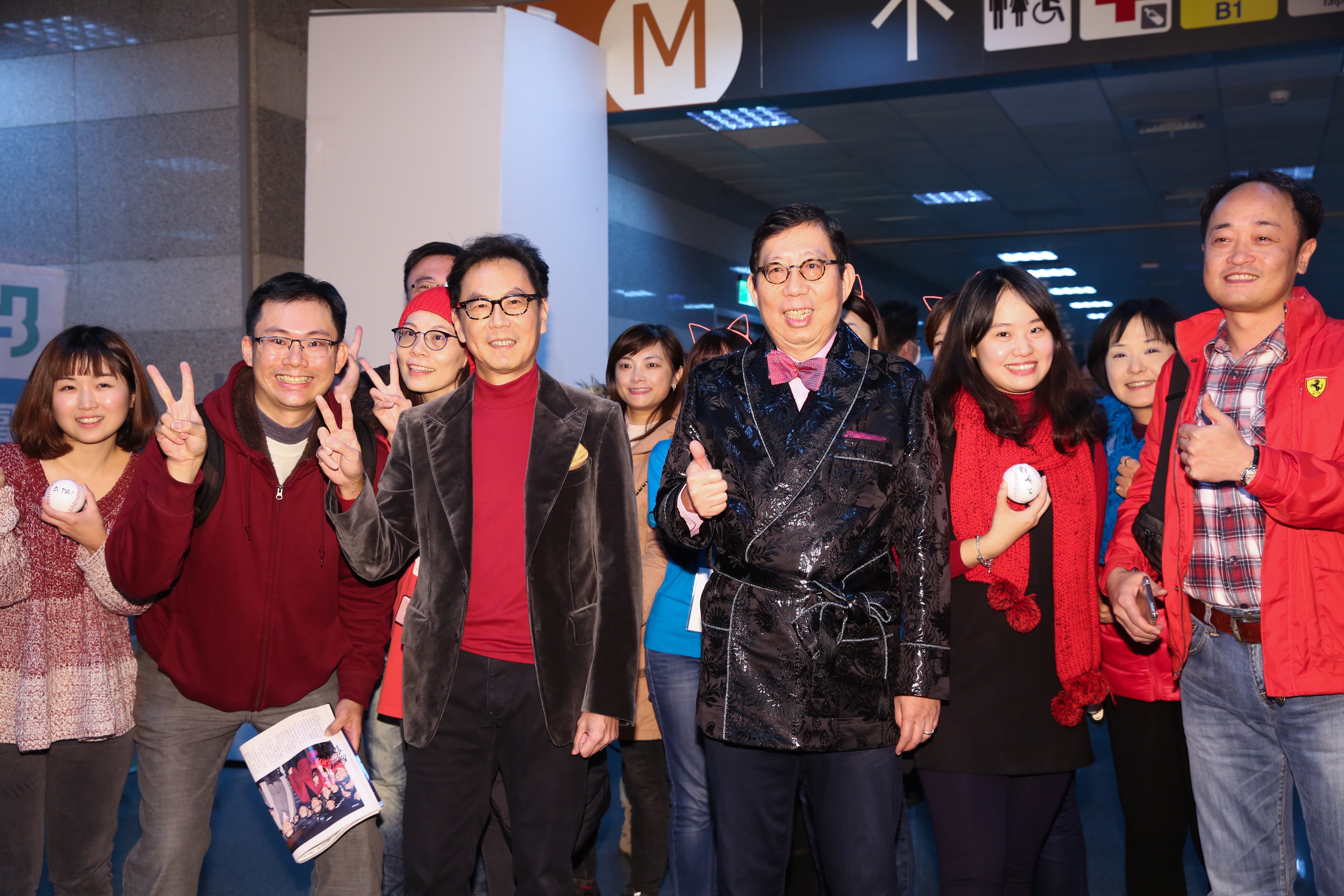 富邦金尾牙，蔡明忠（左）、蔡明興（右）兄弟和員工同歡。