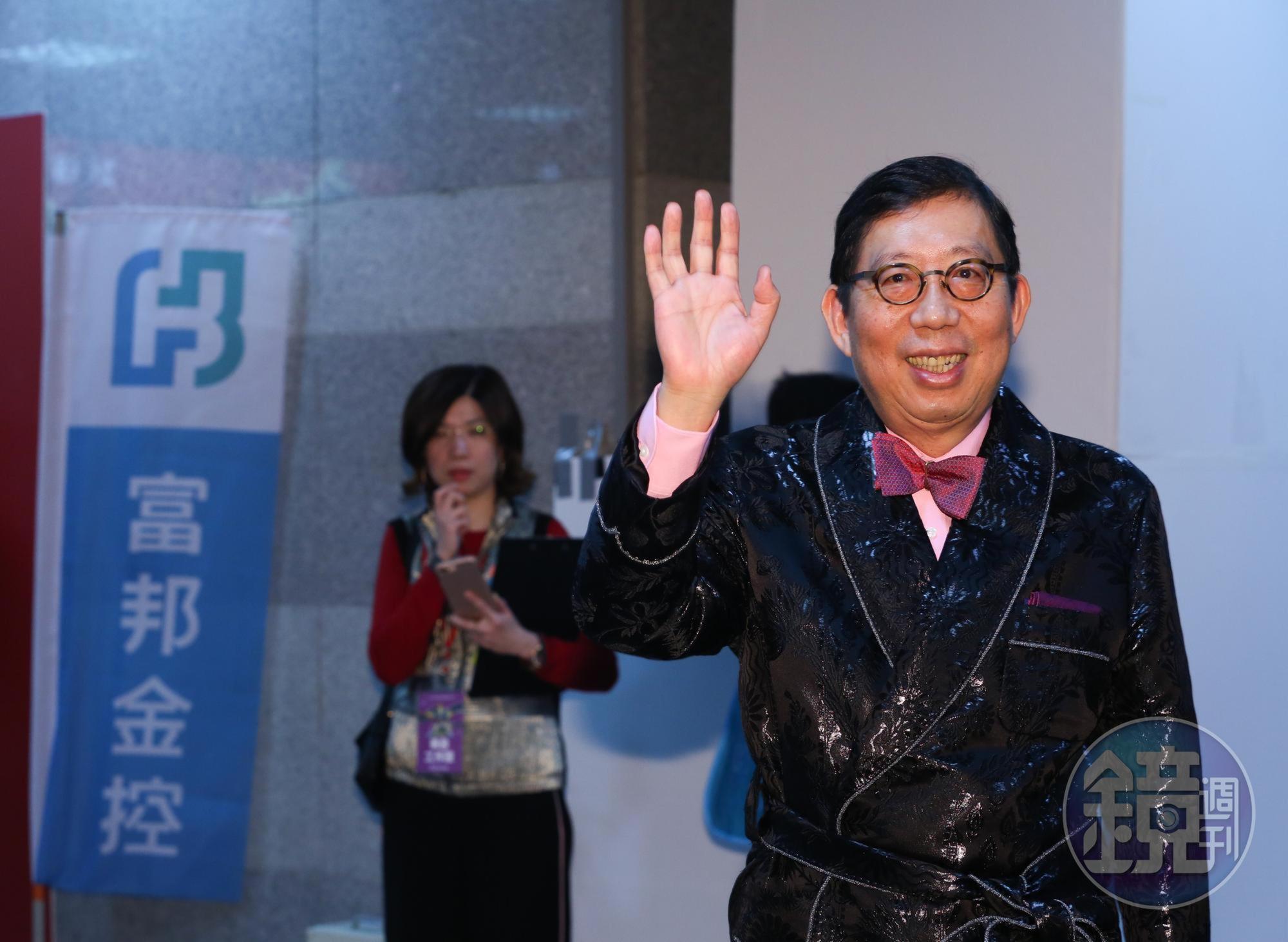 為犒賞員工,富邦金董事長蔡明興表示,今年平均年終獎金有7個月,有主管最高拿到上千萬元。