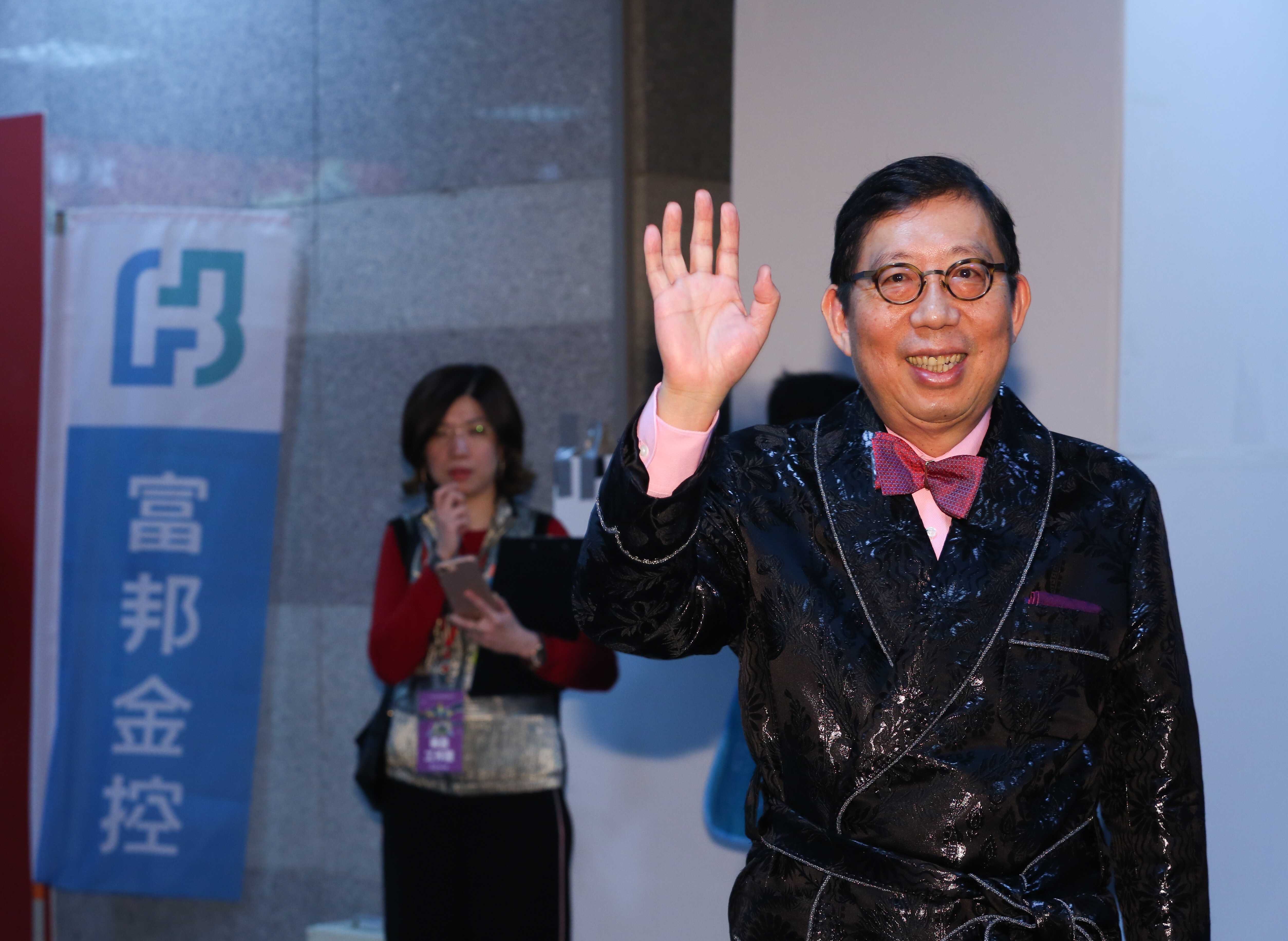 為犒賞員工，富邦金董事長蔡明興表示，今年平均年終獎金有7個月，有主管最高拿到上千萬元。