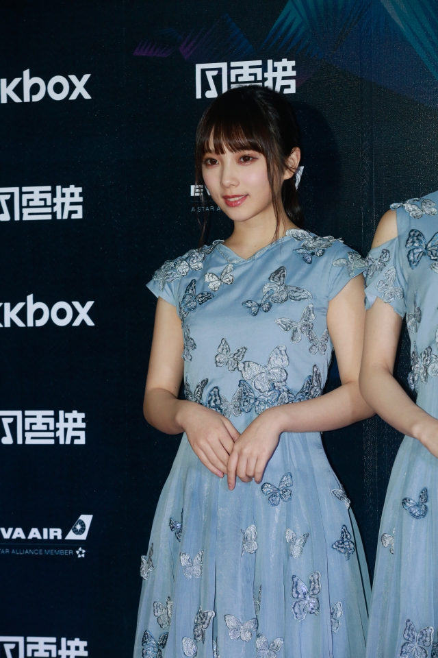 与田祐希被問到魅力祕訣，害羞地說：「應該是微笑吧？」成員們也跟著笑得開心。