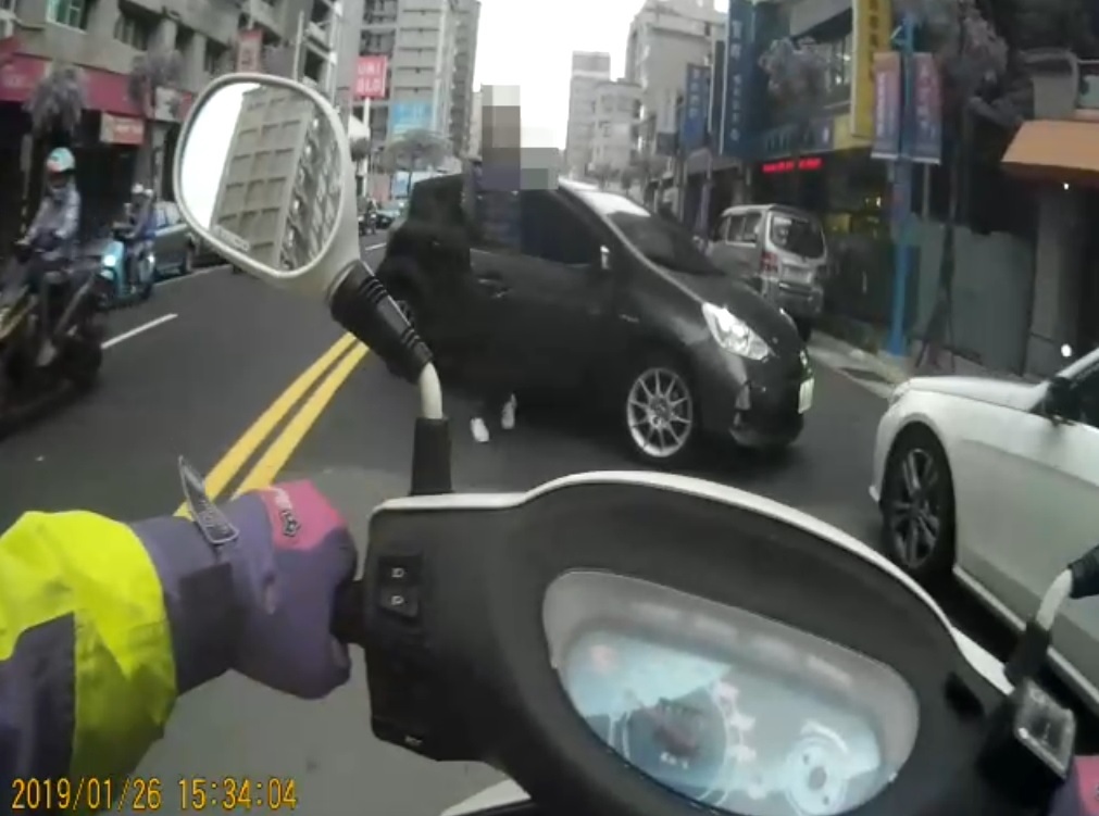 鄭男與酒店經紀今下午相約談判，拒付賠償金而被砍成重傷。（翻攝畫面）