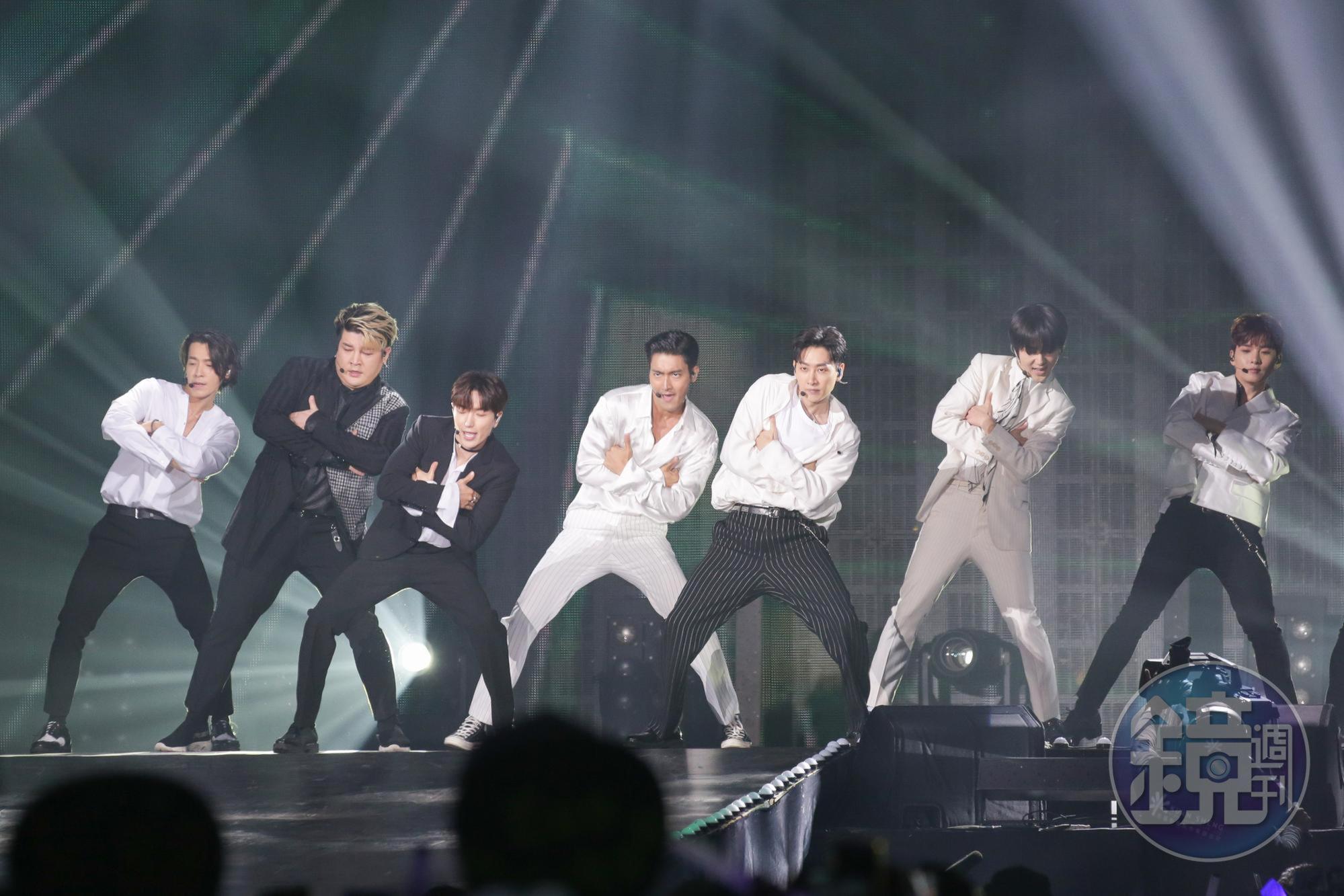 Super Junior表演夯曲〈Sorry Sorry〉。