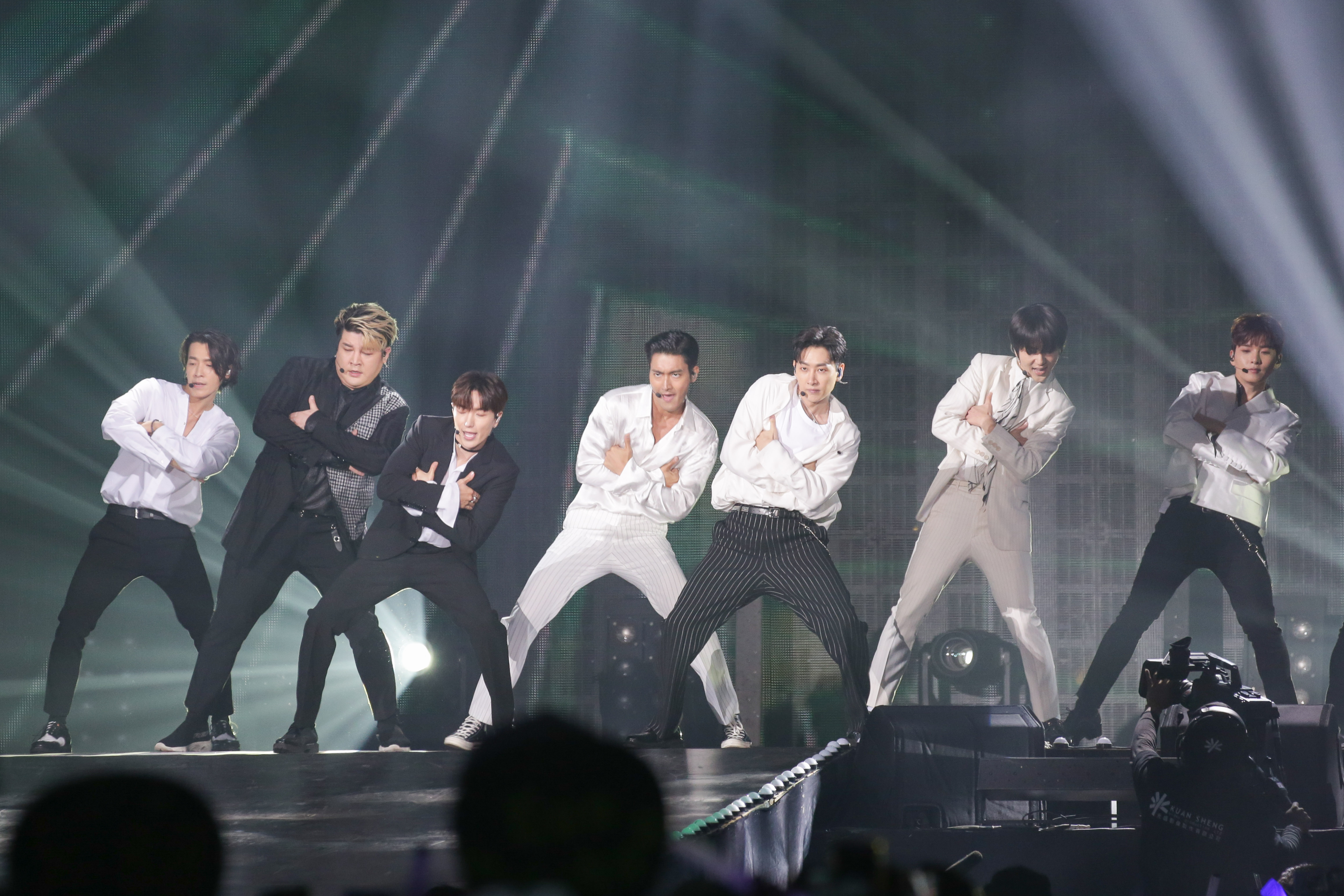 Super Junior表演夯曲〈Sorry Sorry〉。