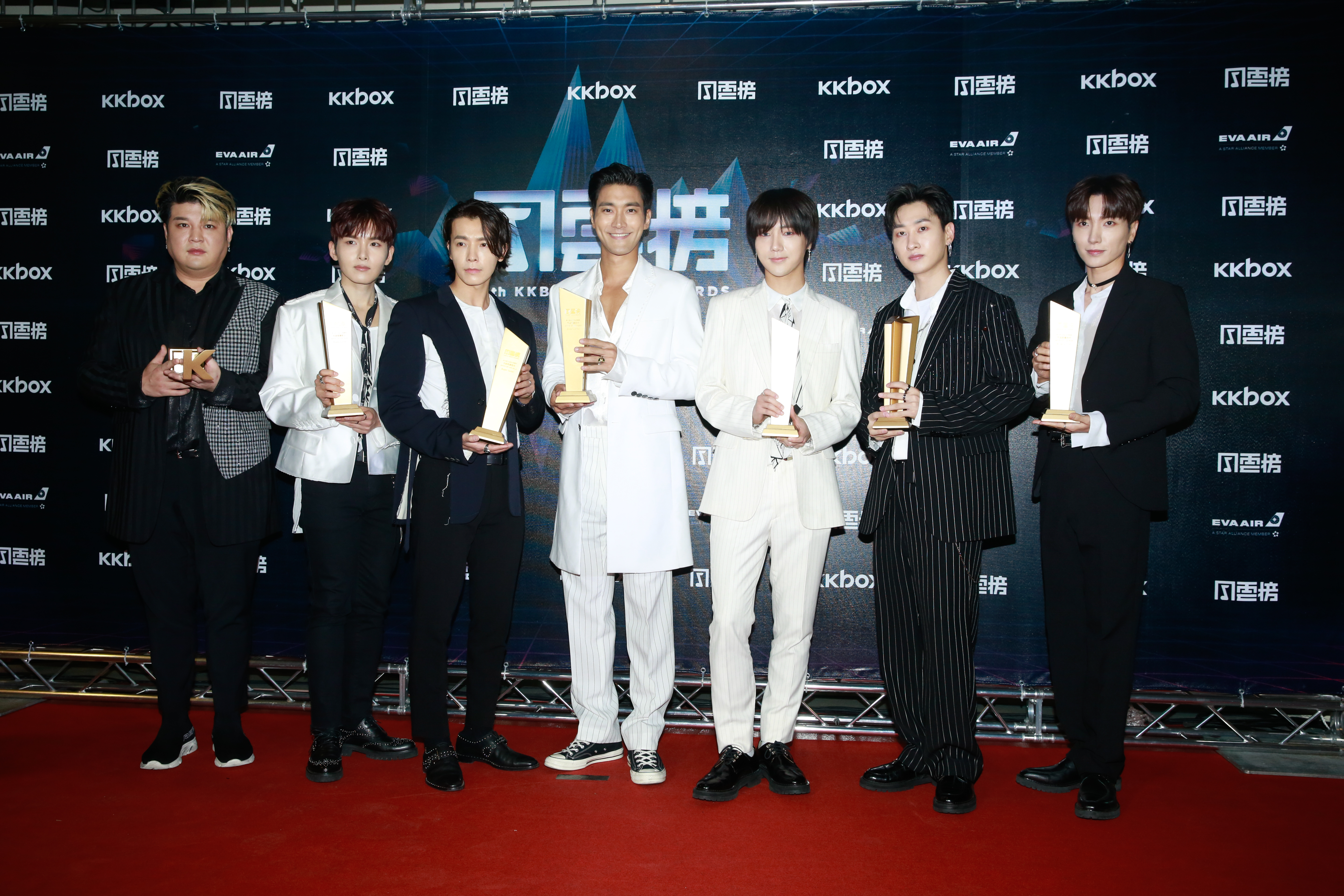 Super Junior連坐64週韓語專輯週榜冠軍，成為首組拿到年度風雲歌手獎的國外藝人。