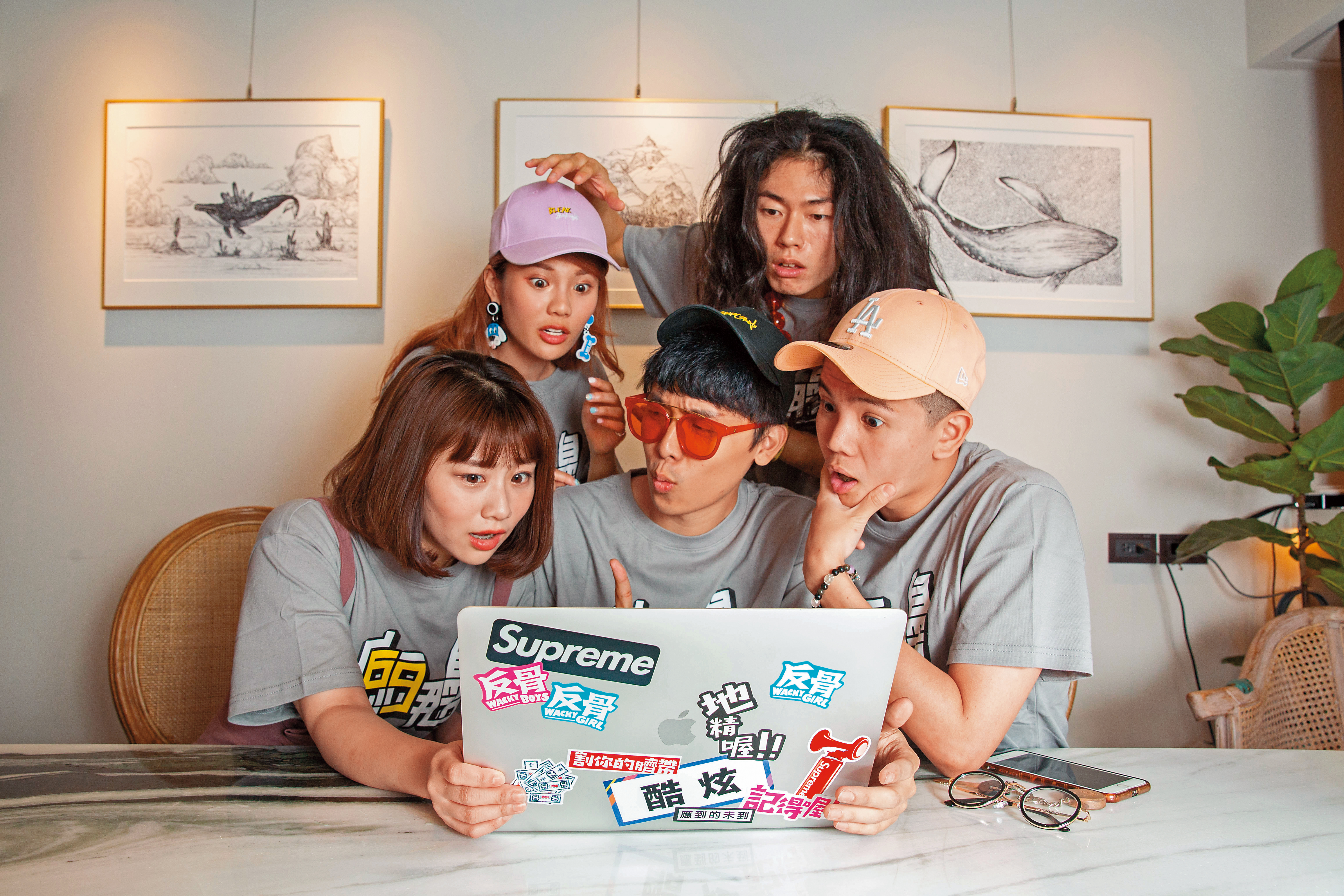 琳妲（左二）前年加盟擁有百萬粉絲的人氣網紅團體「Wackyboys反骨男孩」，是許多青少年心中的正妹女神。
