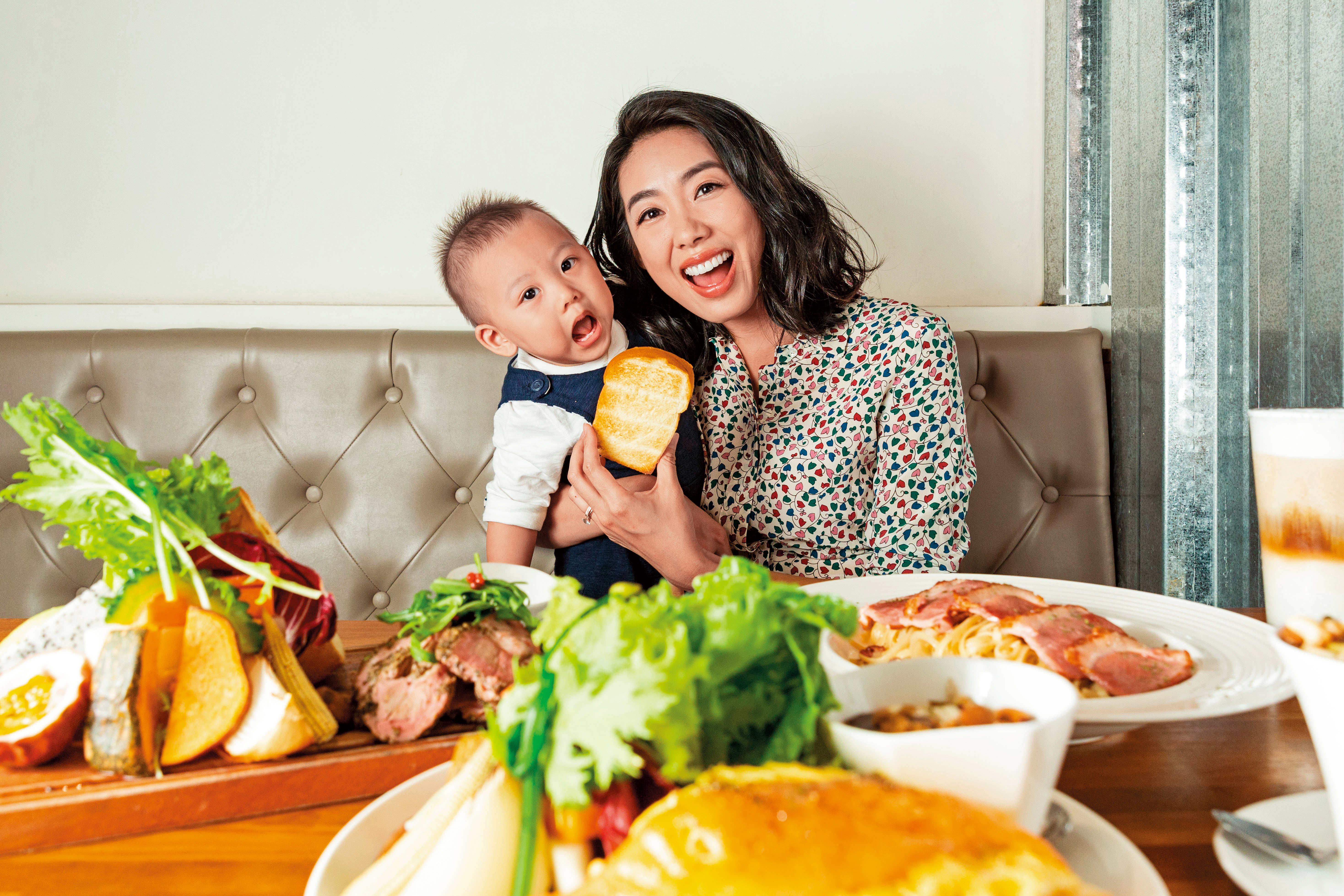 林可彤跟兒子Adam接受訪問時，Adam完全不怕生，對鏡頭更是敏銳。