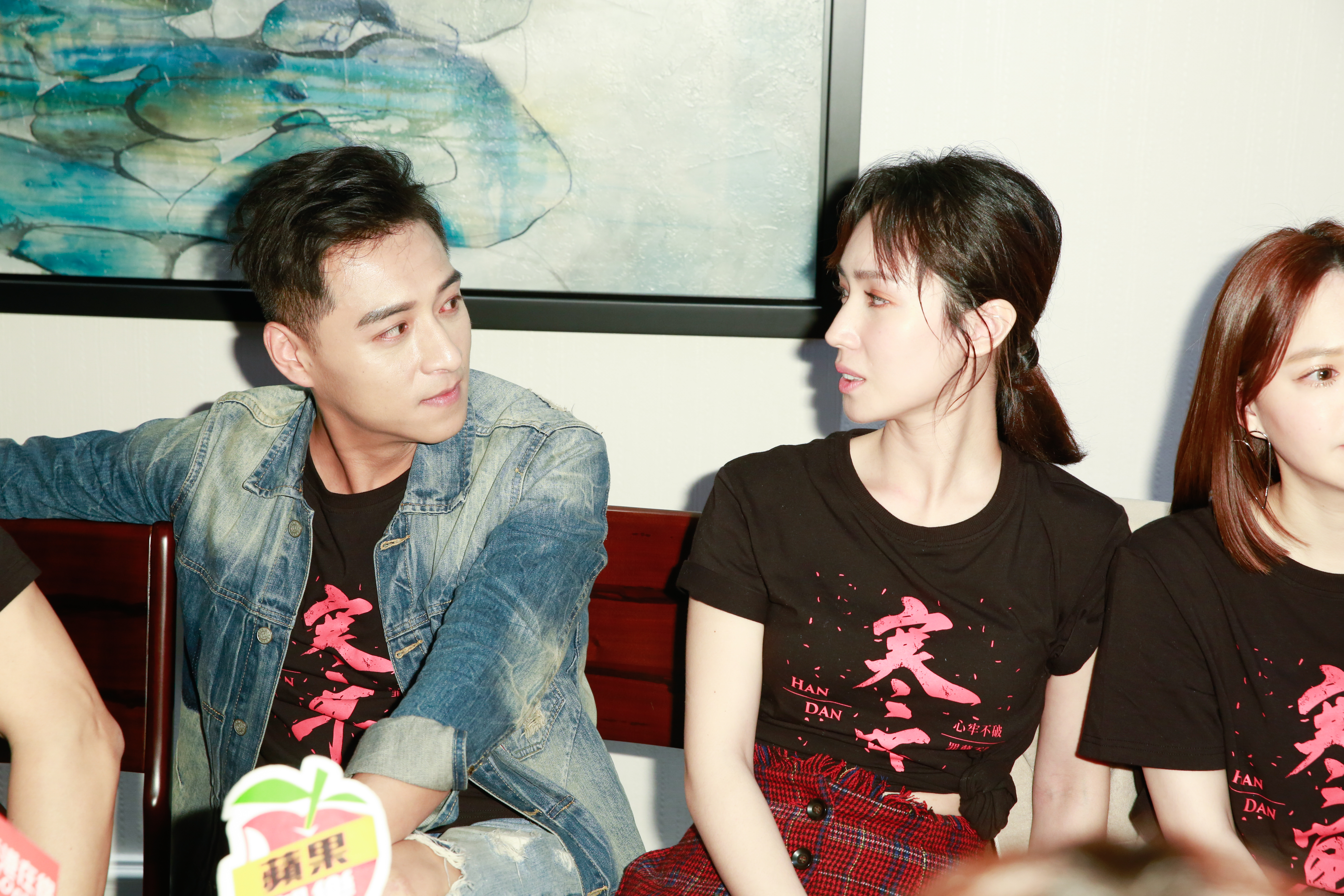 日前在《寒單》試片映後聯訪時，鄭人碩（左）與小薰的互動就極為曖昧。