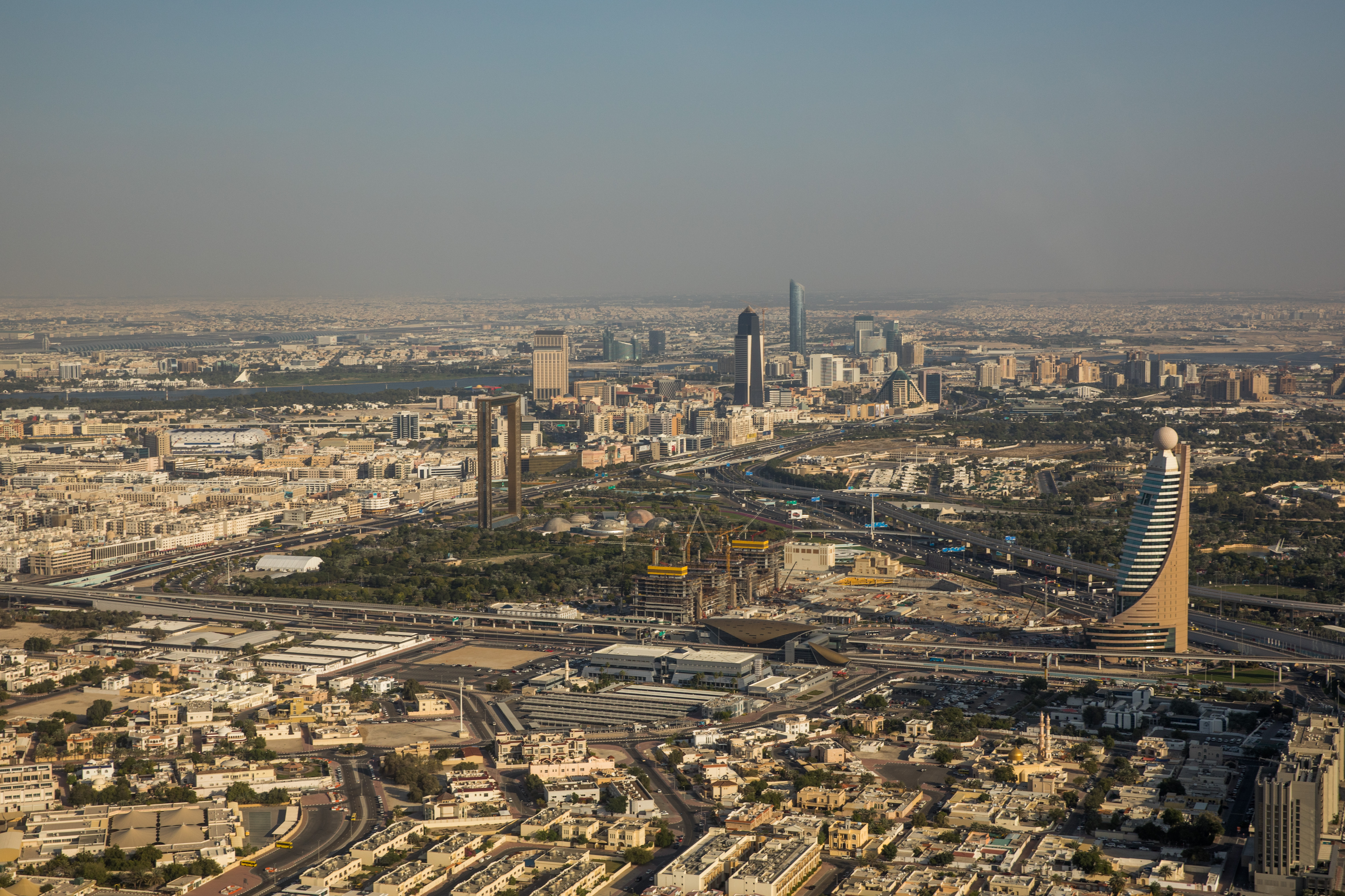金光閃閃的「杜拜相框」特地選在杜拜新舊城區的交界處打造。
