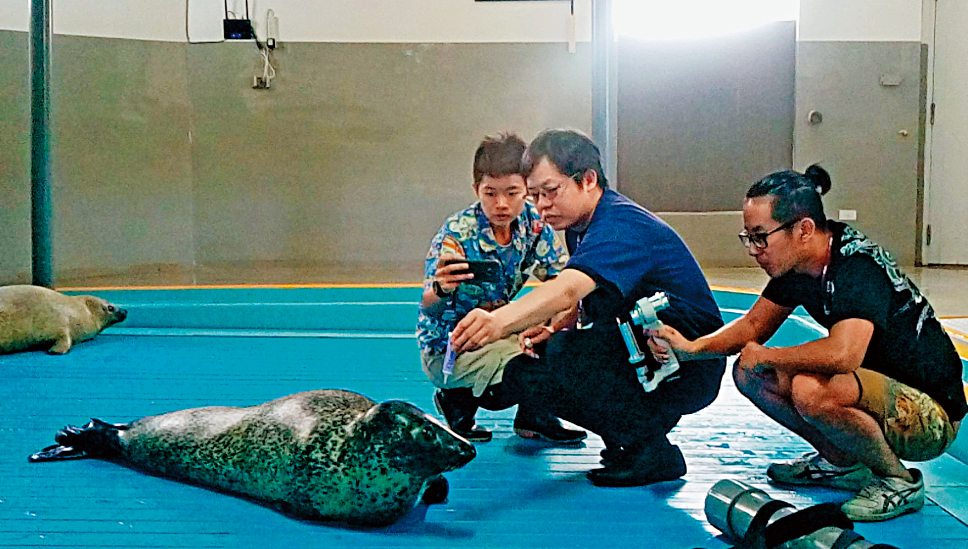 林中天（中）任教獸醫學院臨床動物醫學研究所，專長是動物眼科。（翻攝林中天臉書）