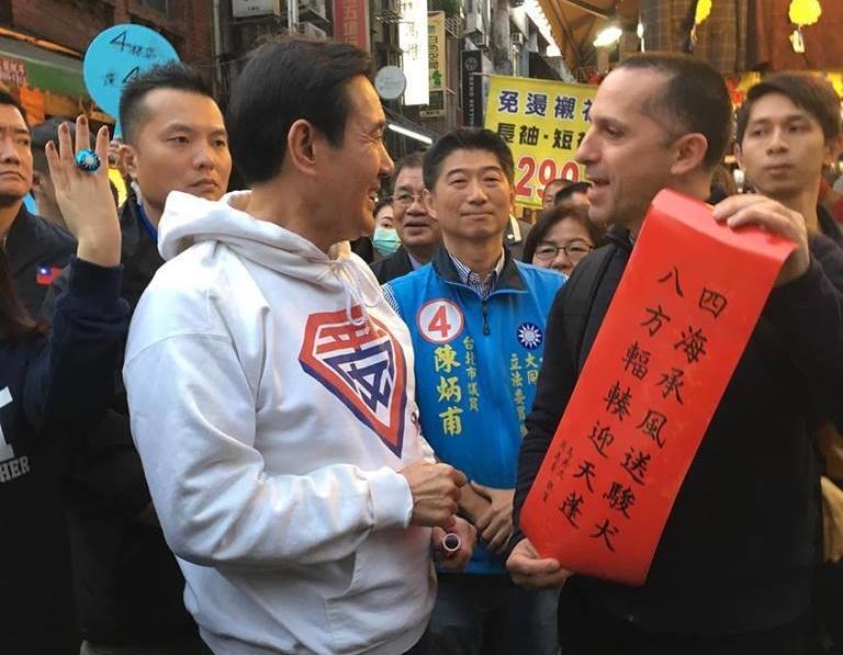 前總統馬英九分送豬年春聯給民眾。(圖取自馬英九臉書)