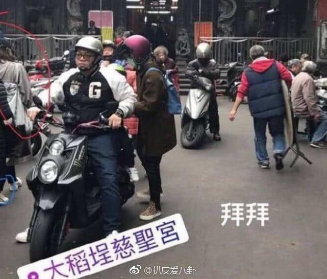 具限時動態中的畫面，吳奇隆夫妻應是到慈聖宮參拜。（翻攝自扒皮愛八卦微博）