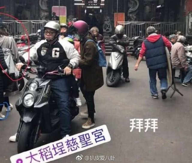具限時動態中的畫面，吳奇隆夫妻應是到慈聖宮參拜。（翻攝自扒皮愛八卦微博）