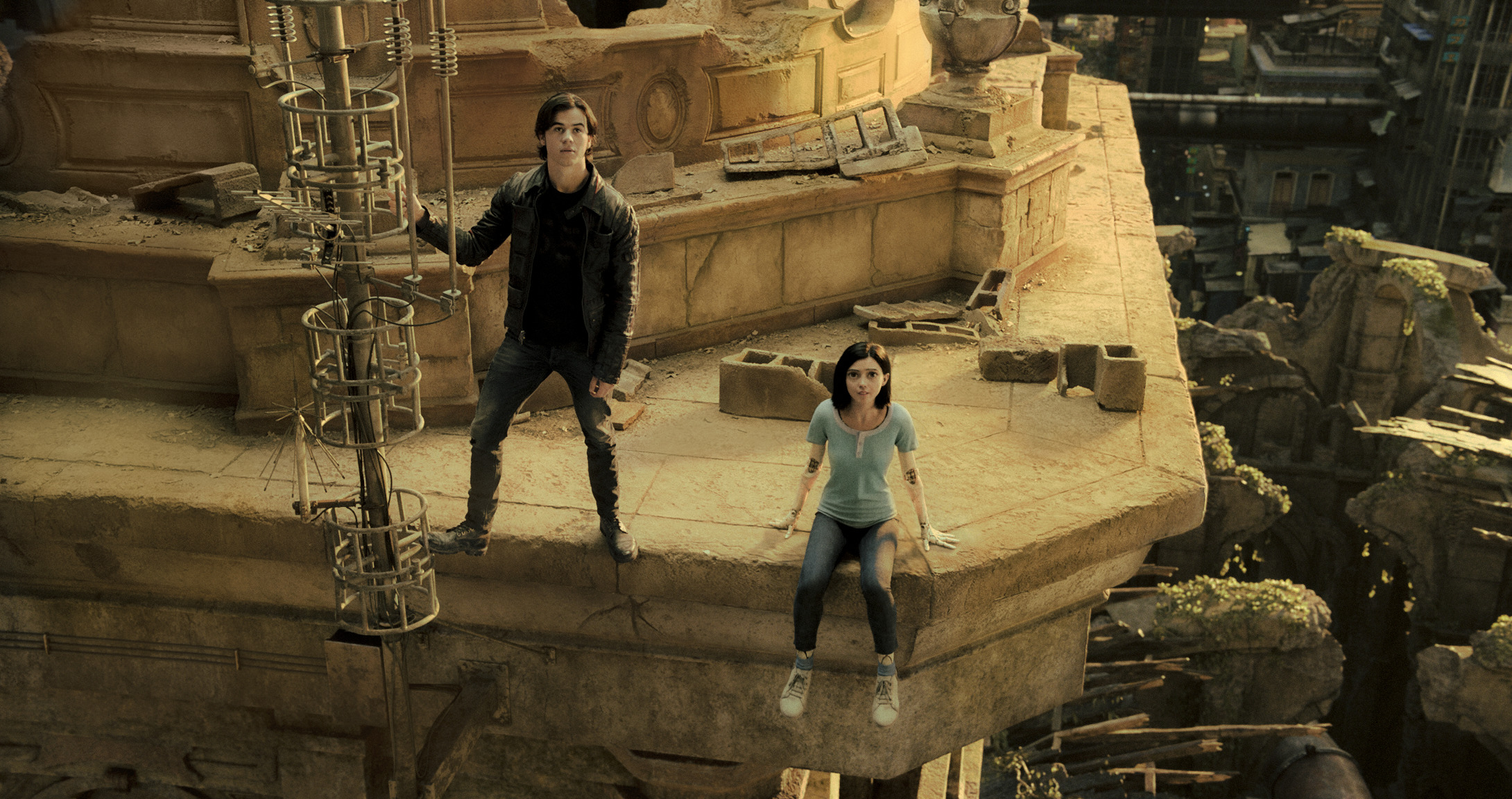 機械合成人「艾莉塔」從廢料場裡被拯救出來，在好友雨果幫她恢復過往記憶後，她成為一個擁有強大戰鬥能力的戰士。（福斯提供）