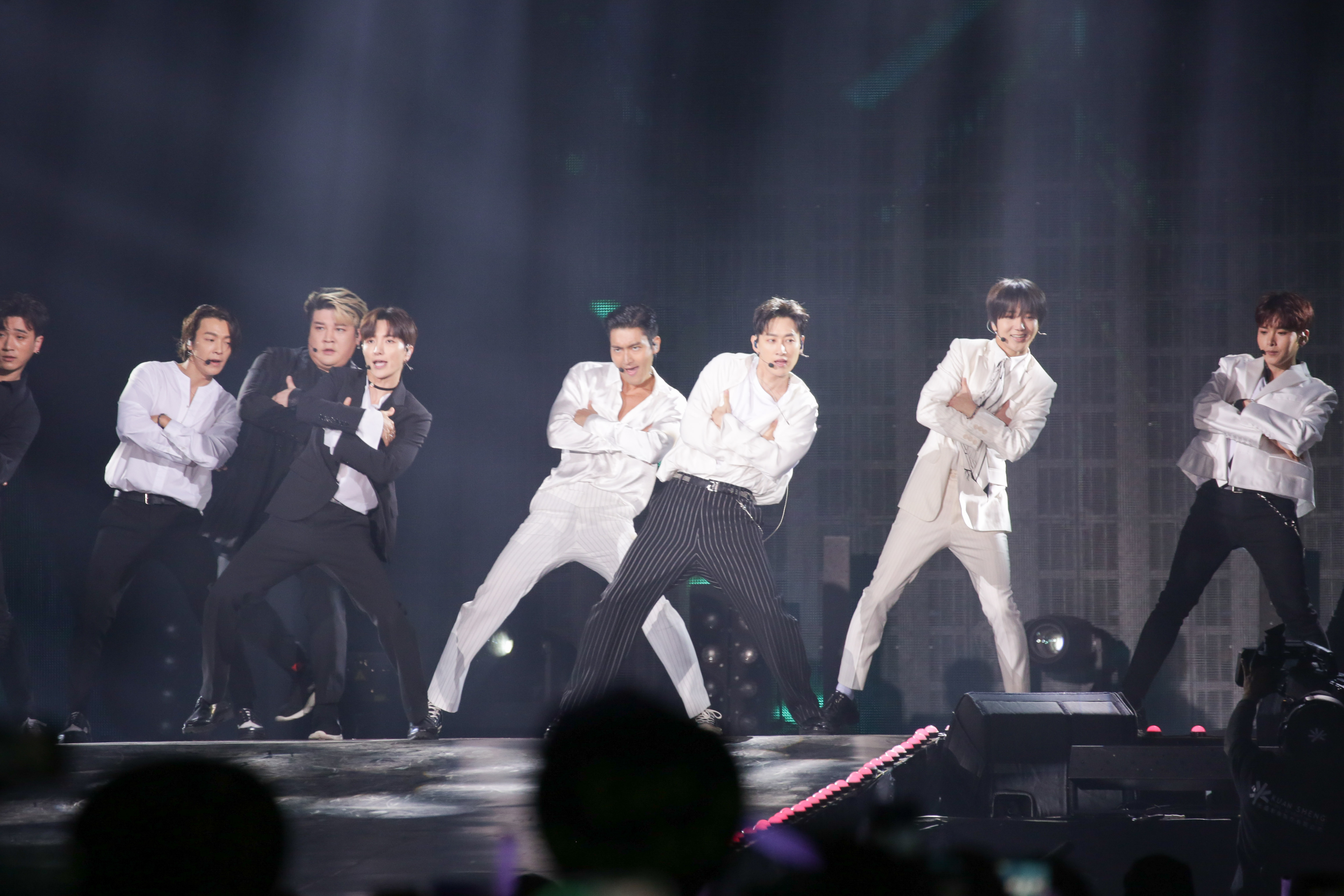 韓國天團Super Junior演唱經典〈SORRY, SORRY〉,招牌舞步引爆尖叫。