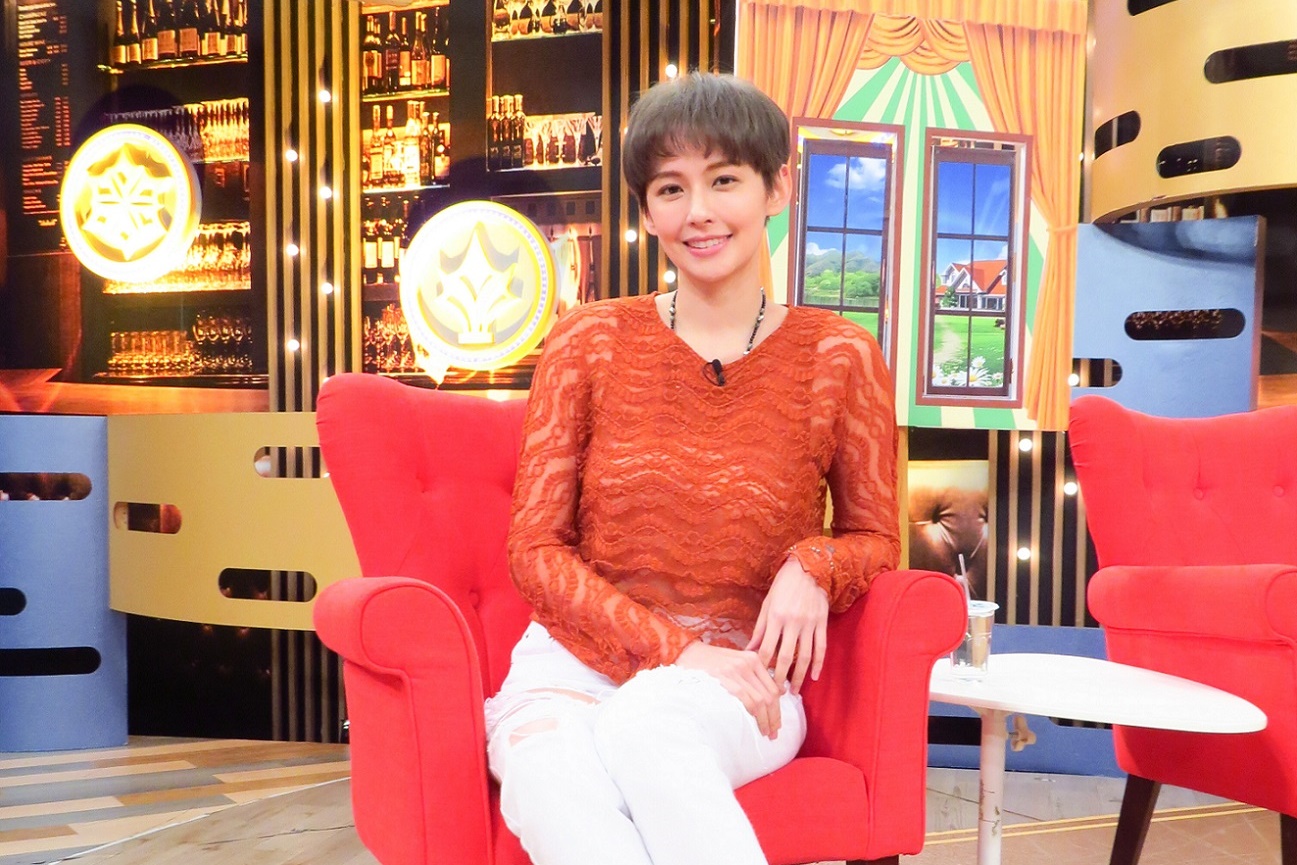 袁艾菲上衛視《一袋女王》分享和郭雪芙合作拍戲，不只開車載她，還交代助理要幫她搶便當，甚至分享自己的梳化妝師。（衛視提供）