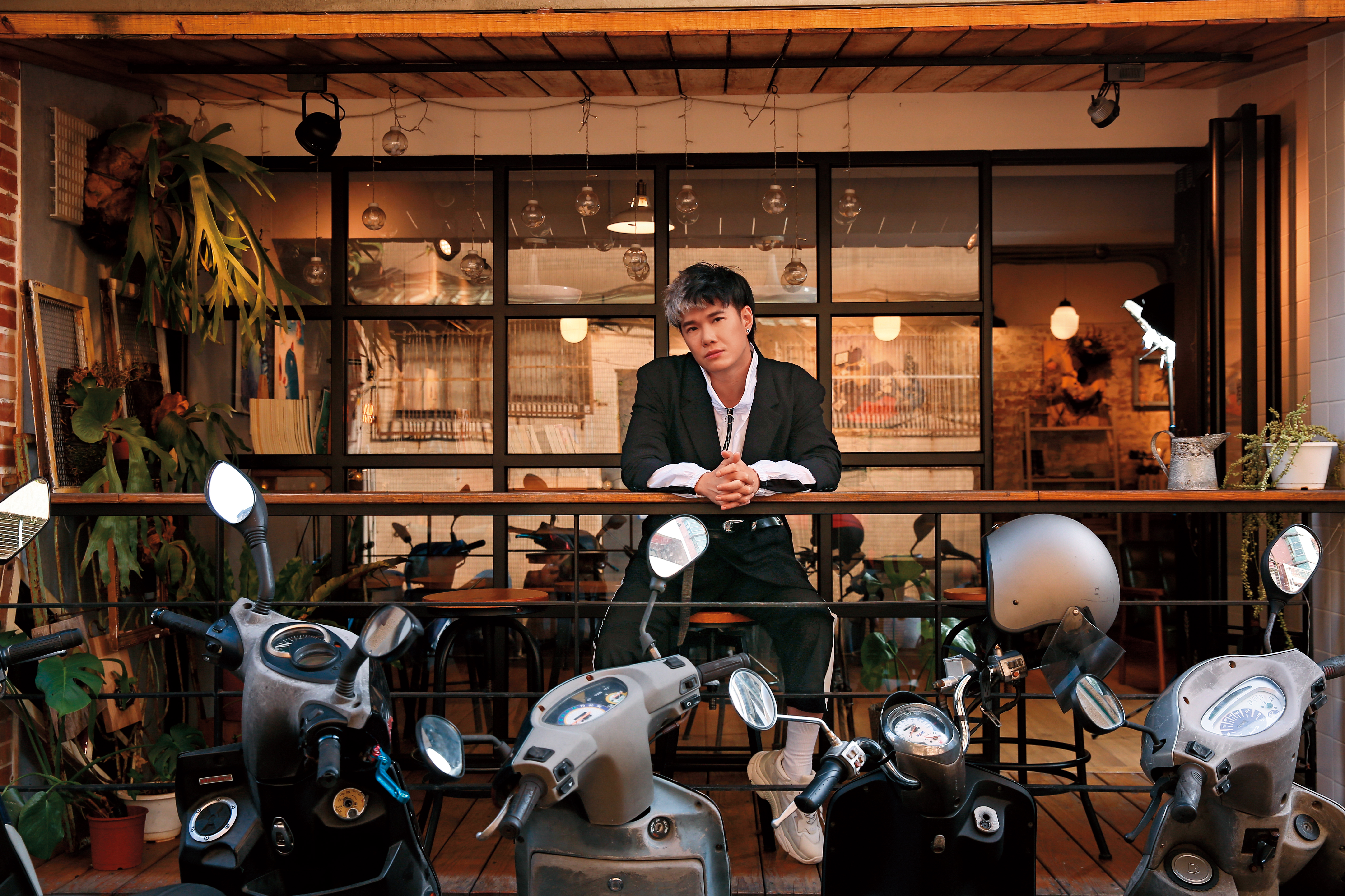 來自馬來西亞的張與辰，音樂路上跌跌撞撞，遇到許多挫折，終於如願推出個人專輯。