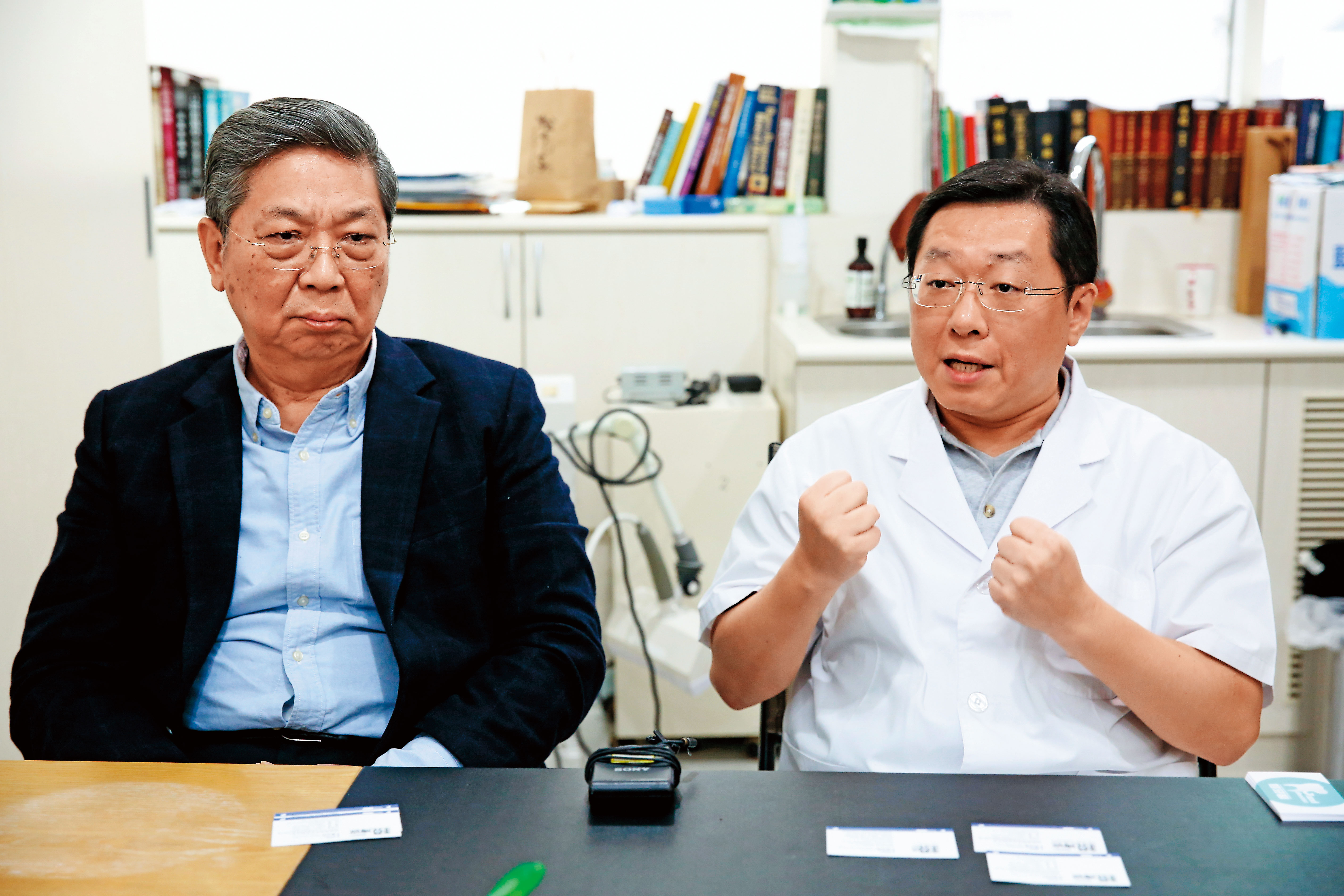 樂陞重整促進會執行長陳俊名說，許金龍的人馬還在公司領高薪，並透過律師搖控指揮這些人。